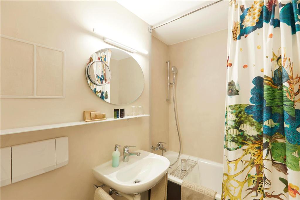 Queen Room with Garden View - Photo 9
