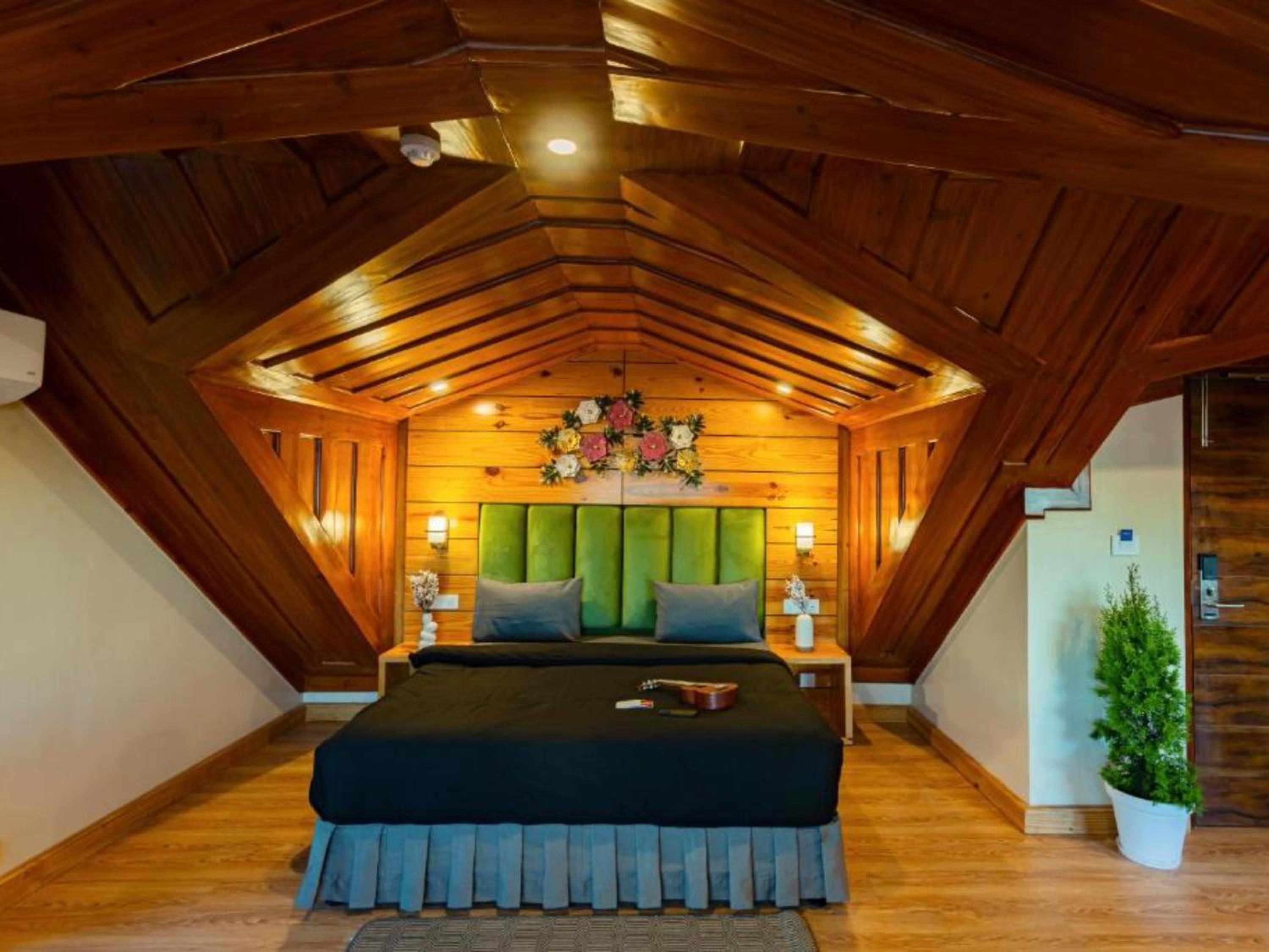 Premium Attic Room With Mountain View - Photo 2