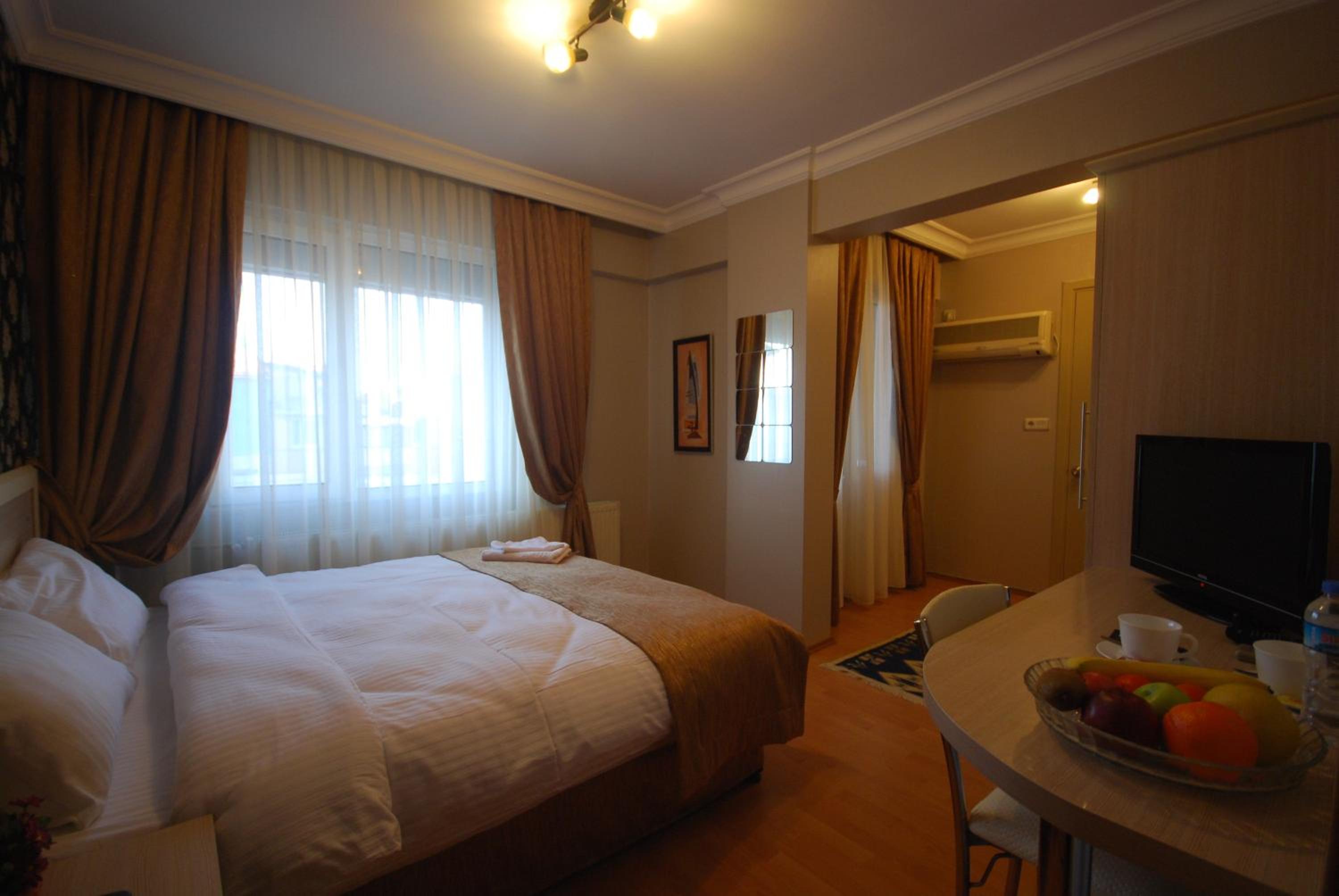 Triple Room thumbnail 5