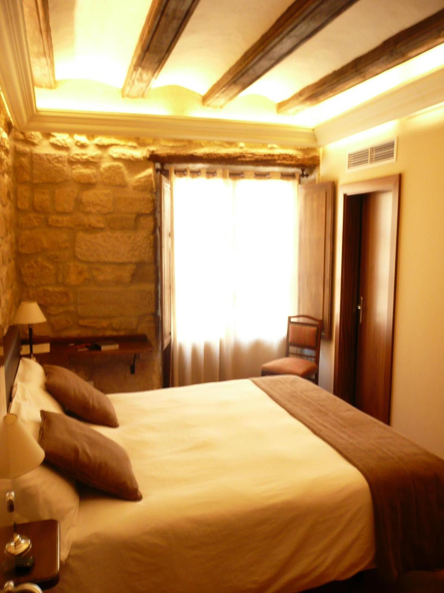 Double Room with Balcony - Photo 2