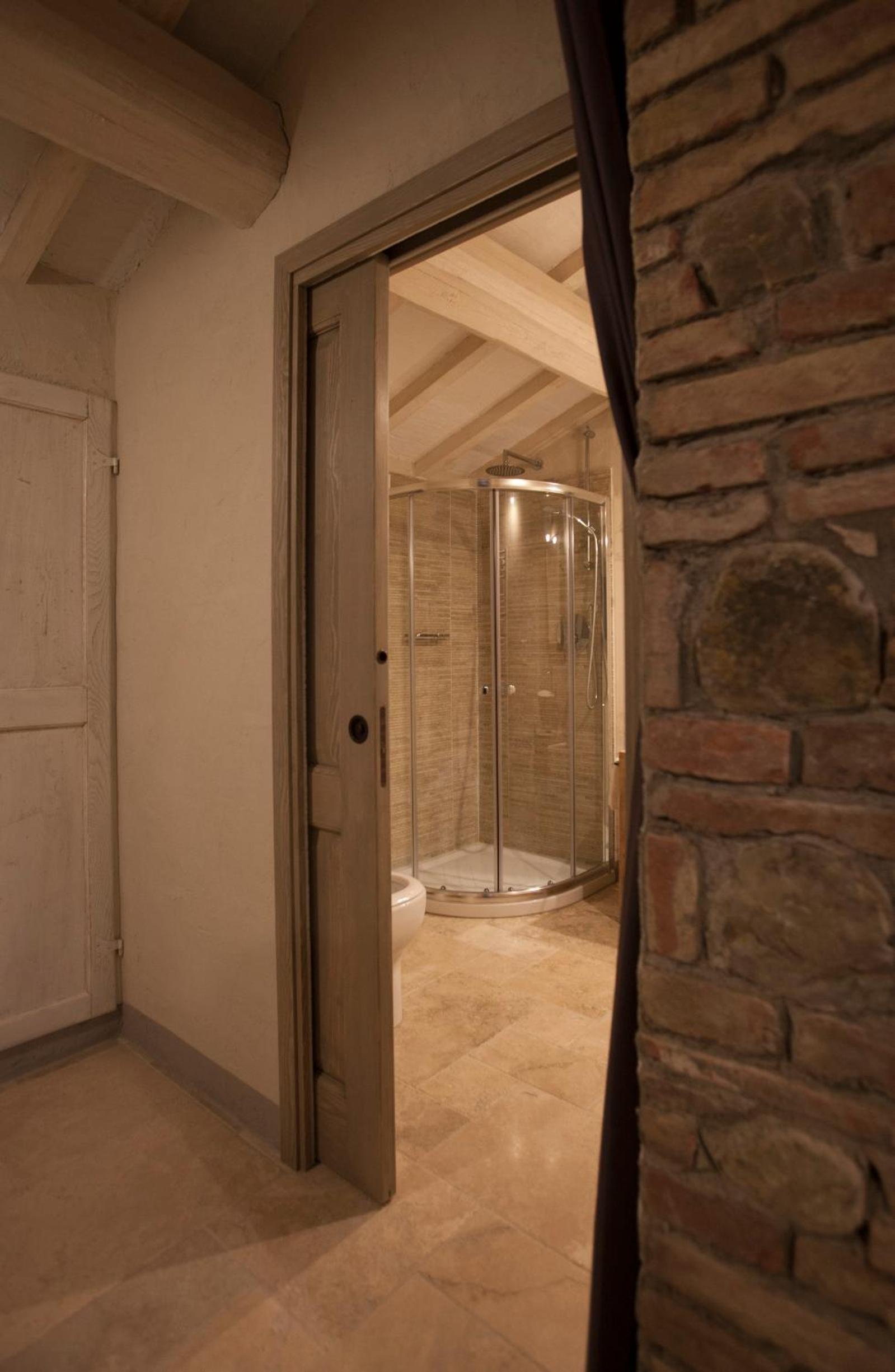 Suite - Photo 10