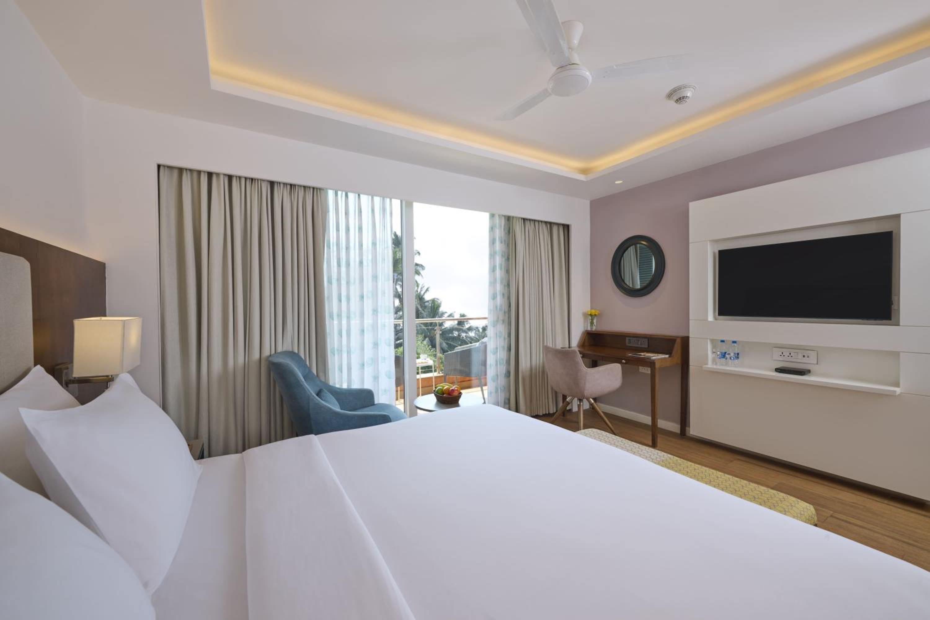 Superior Room - 1 King Bed - Photo 4