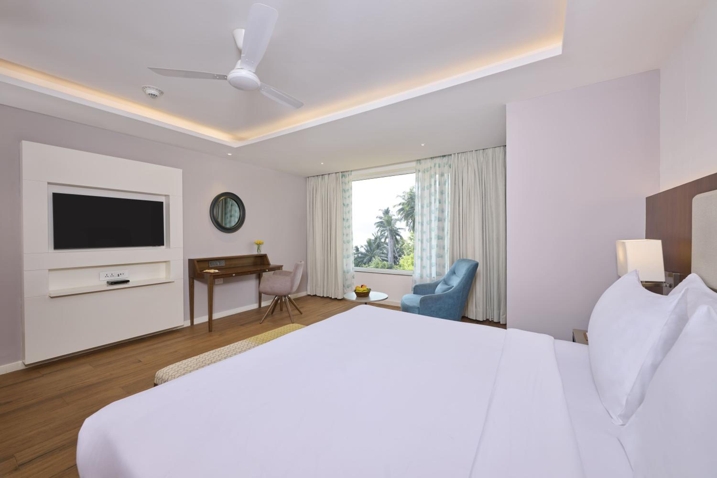 Deluxe Room - 1 King Bed - Photo 3