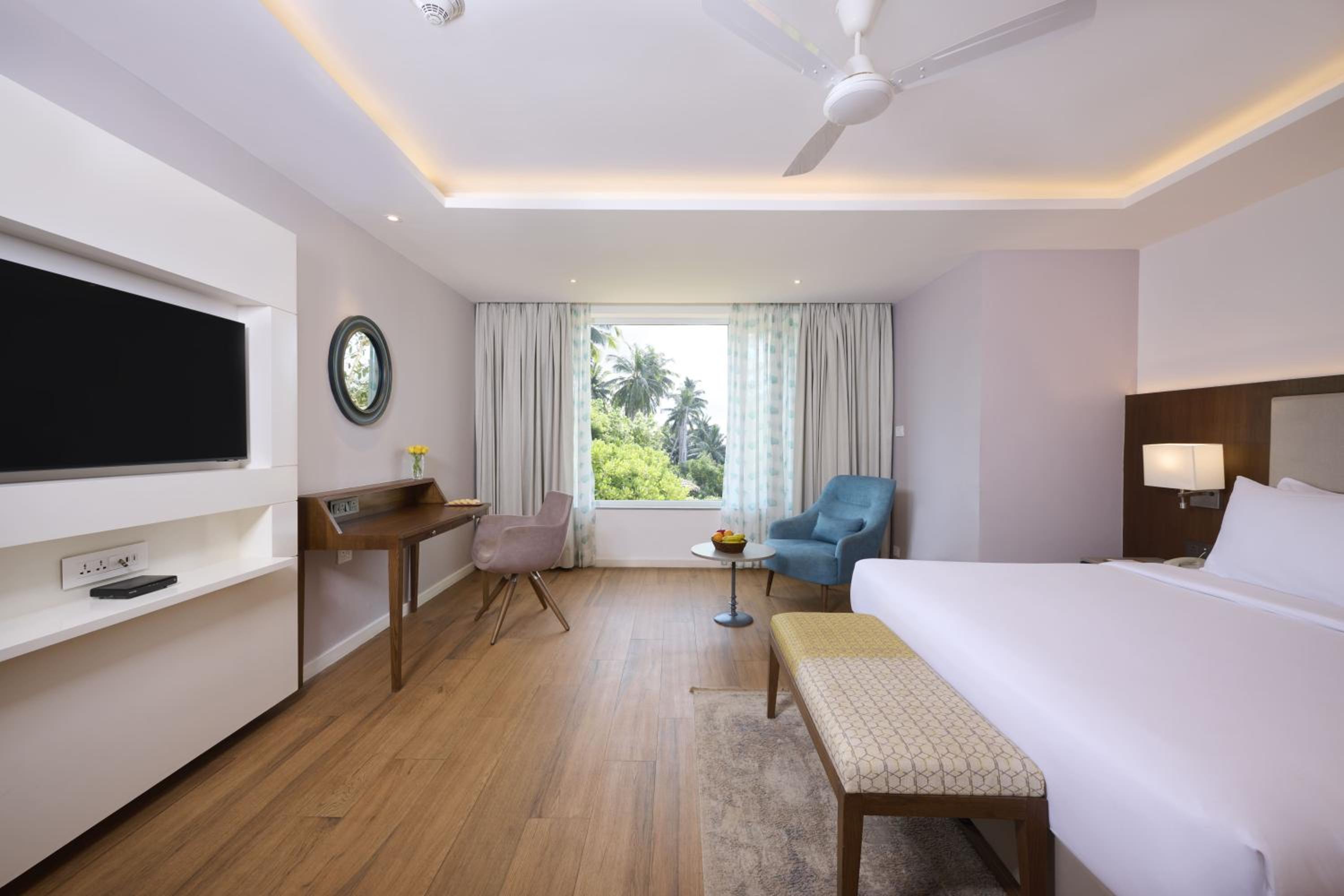 Deluxe Room - 1 King Bed - Photo 2