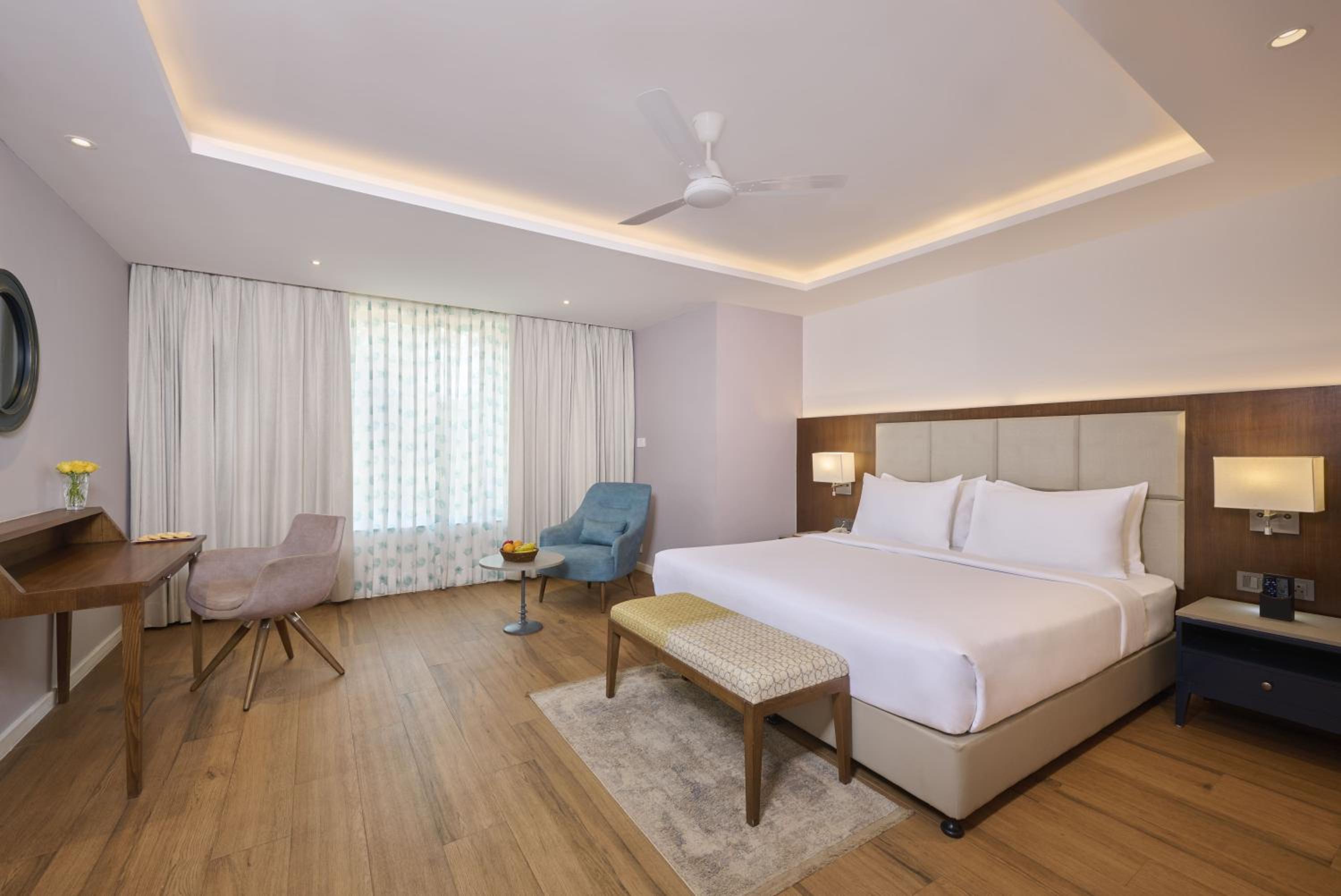 Deluxe Room - 1 King Bed - Photo 4