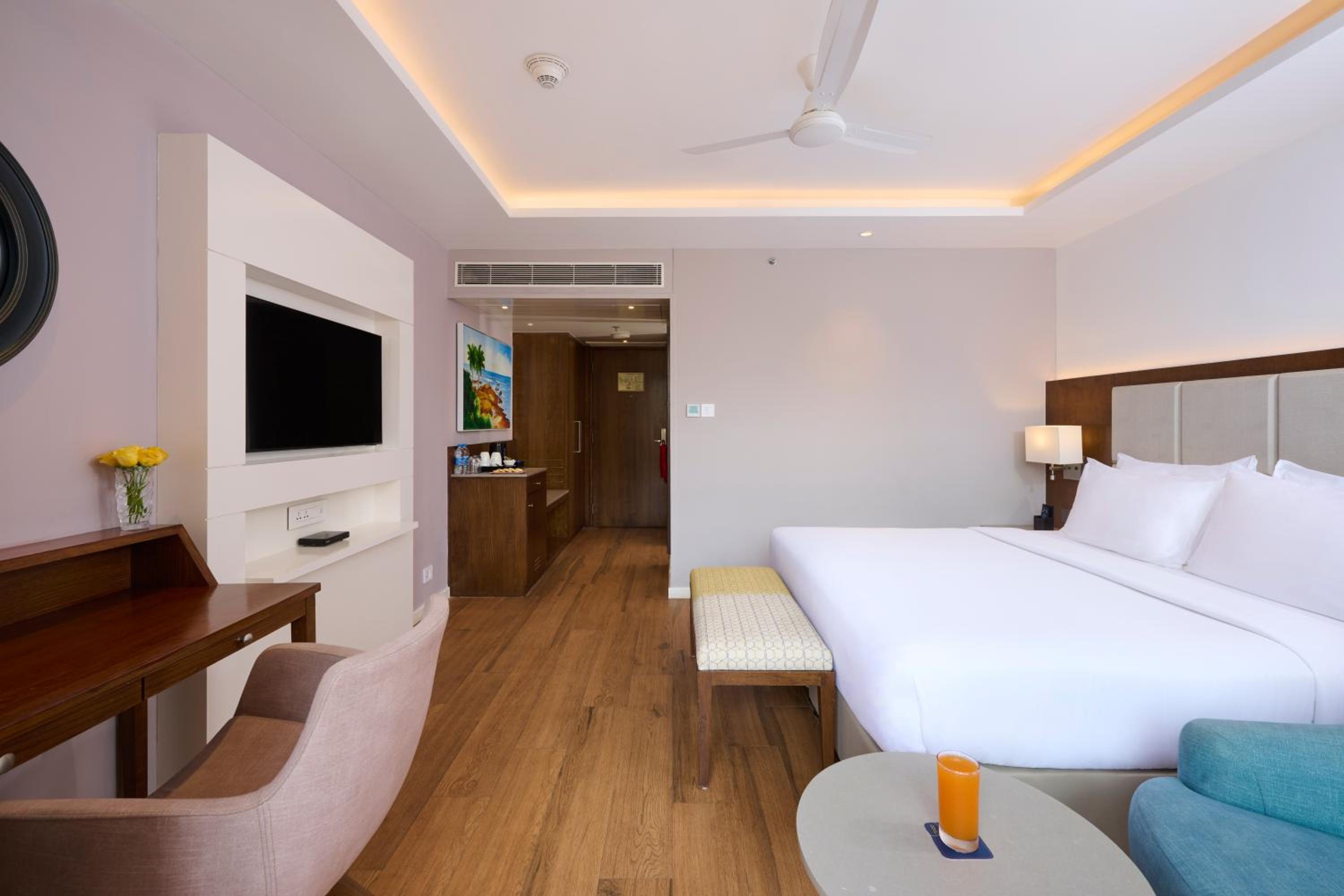 Superior Room - 1 King Bed - Photo 8