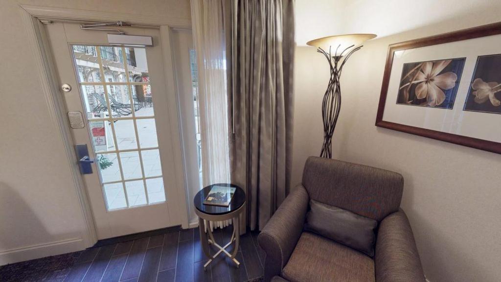 King Room with Roll In Shower-Disability Access