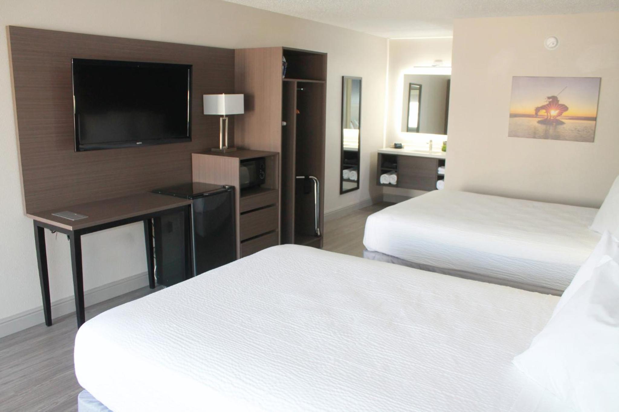 Queen Room with Two Queen Beds 2nd Floor- Non-Smoking - Photo 6