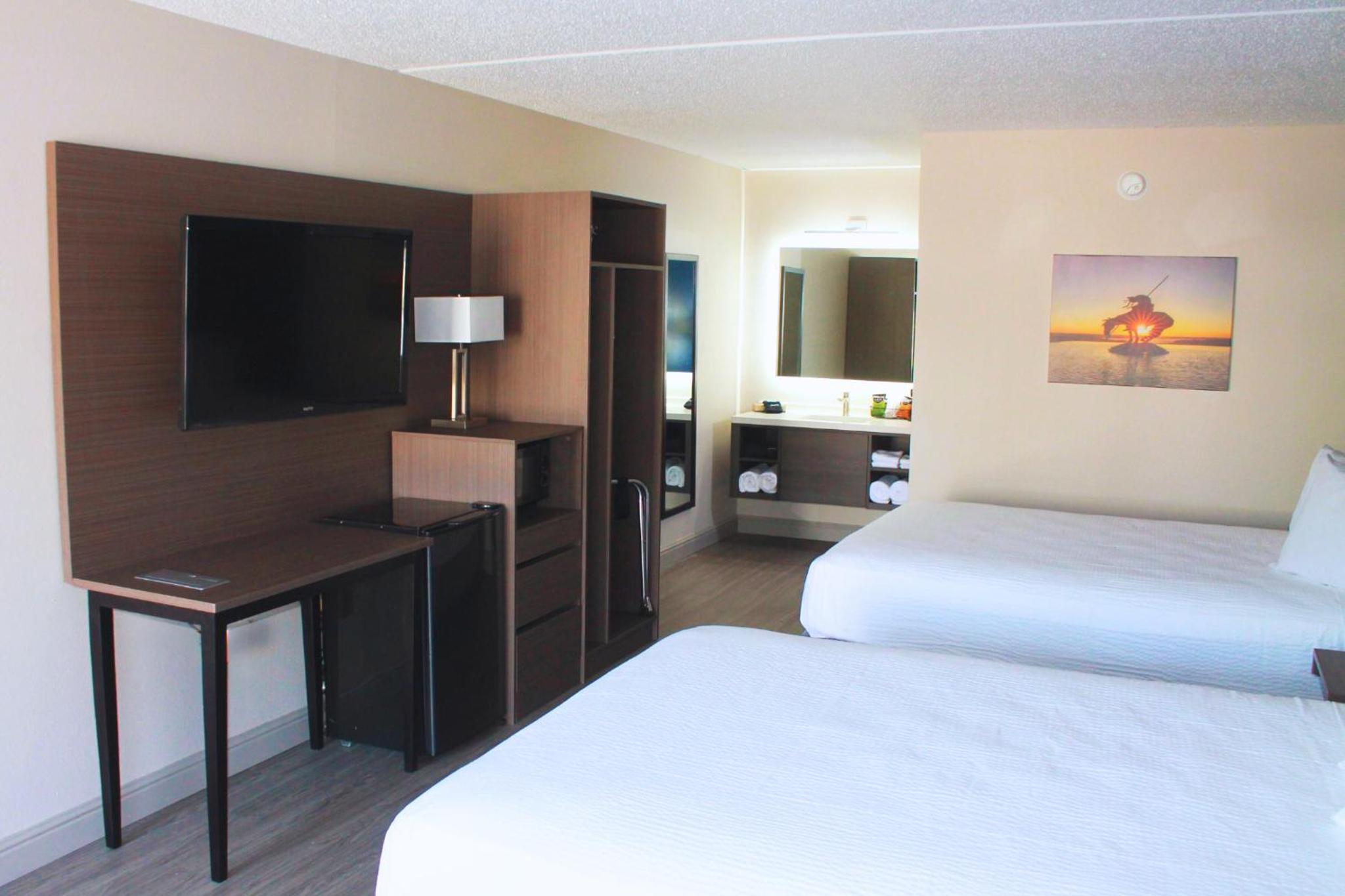 Queen Room with Two Queen Beds 2nd Floor- Non-Smoking - Photo 4