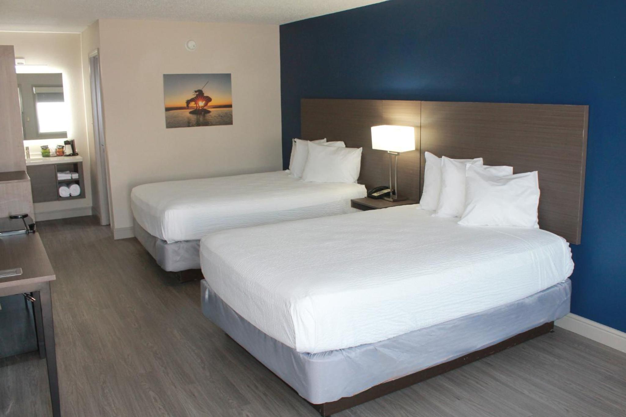 Queen Room with Two Queen Beds 2nd Floor- Non-Smoking - Photo 8