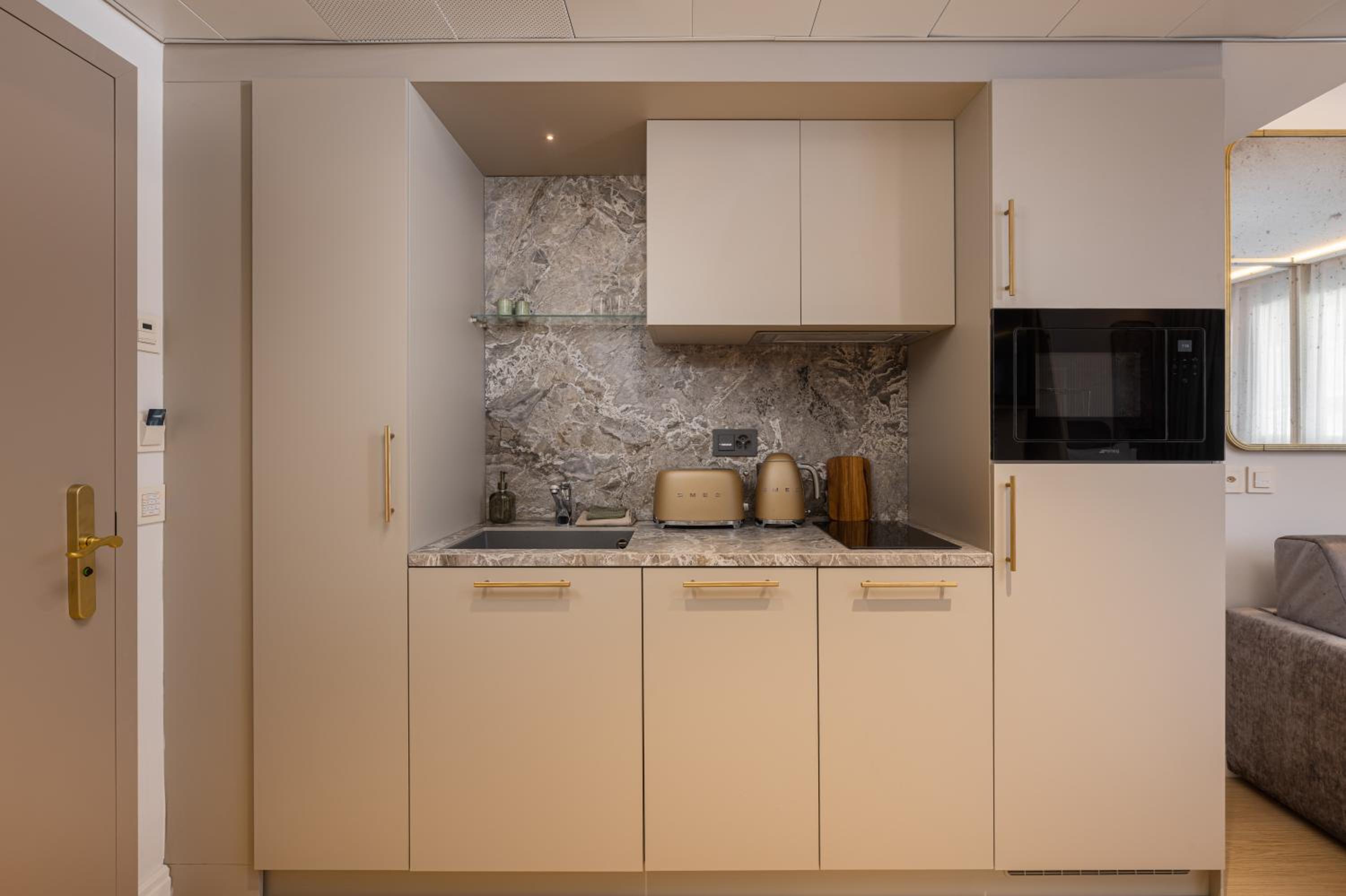 Signature One Bedroom thumbnail 6