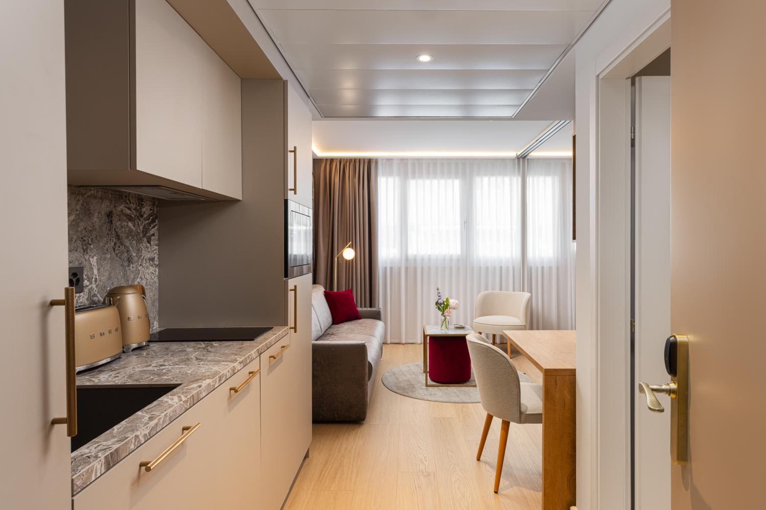 Signature One Bedroom thumbnail 5