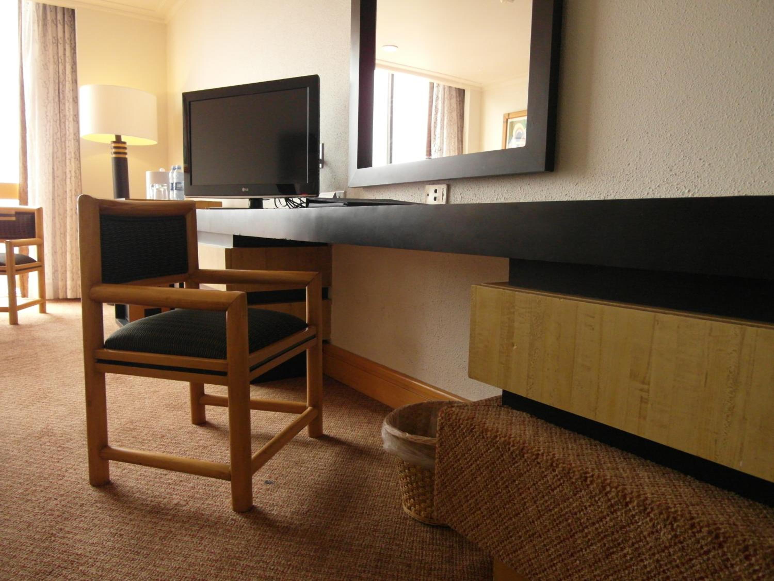 Standard Queen Room with Two Queen Beds - Photo 5