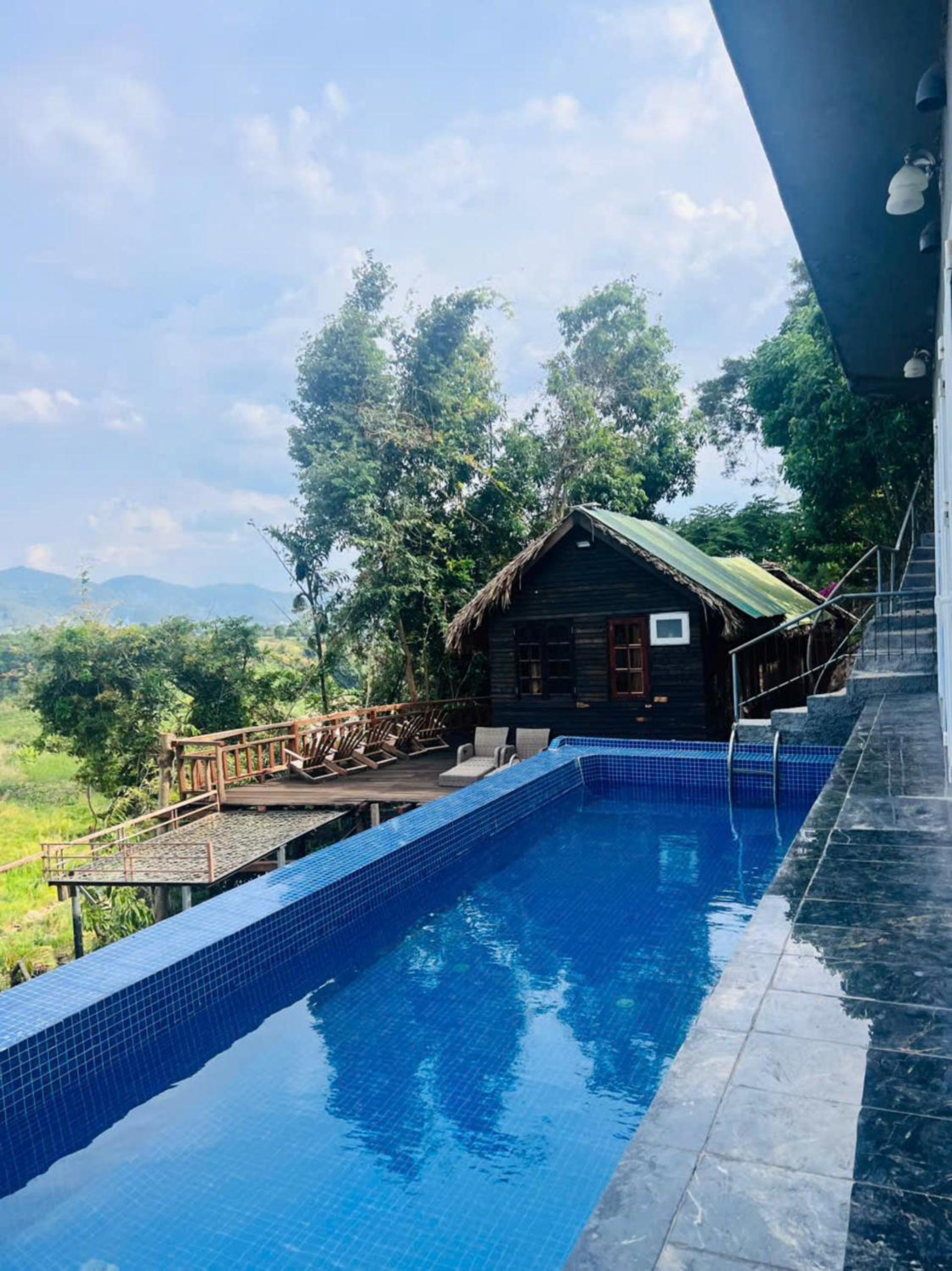 Two-Bedroom Apartment with Pool View photo 2