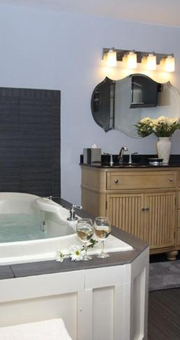 King Suite with Spa Bath photo 3