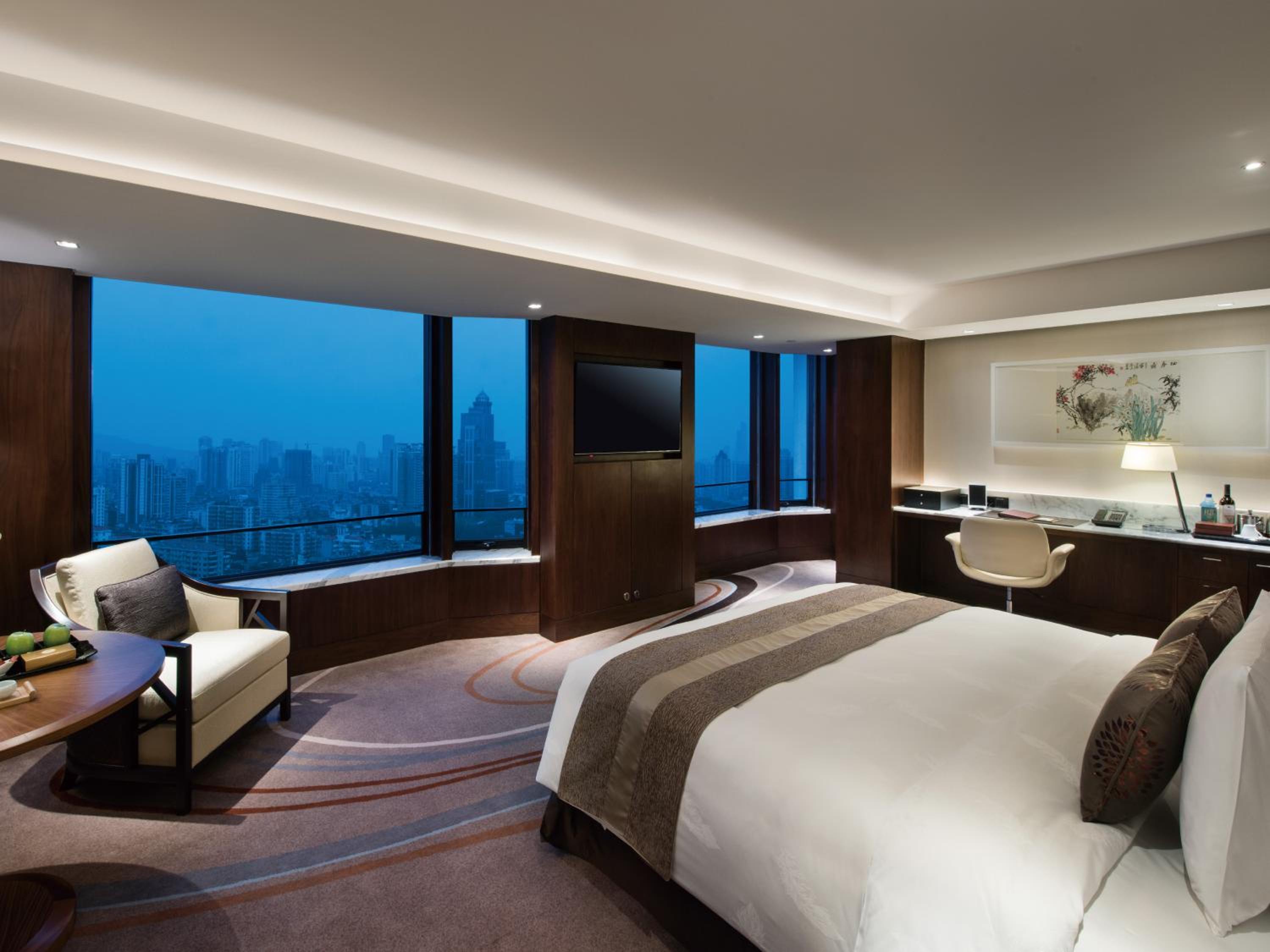 Deluxe King Room with City View - Photo 1