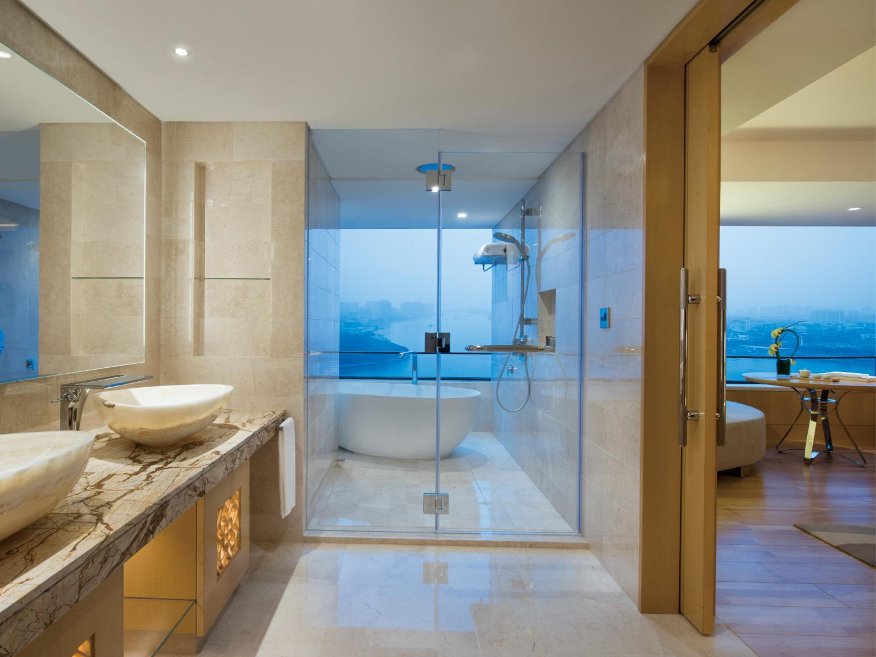 Deluxe King Room with River View - Photo 6