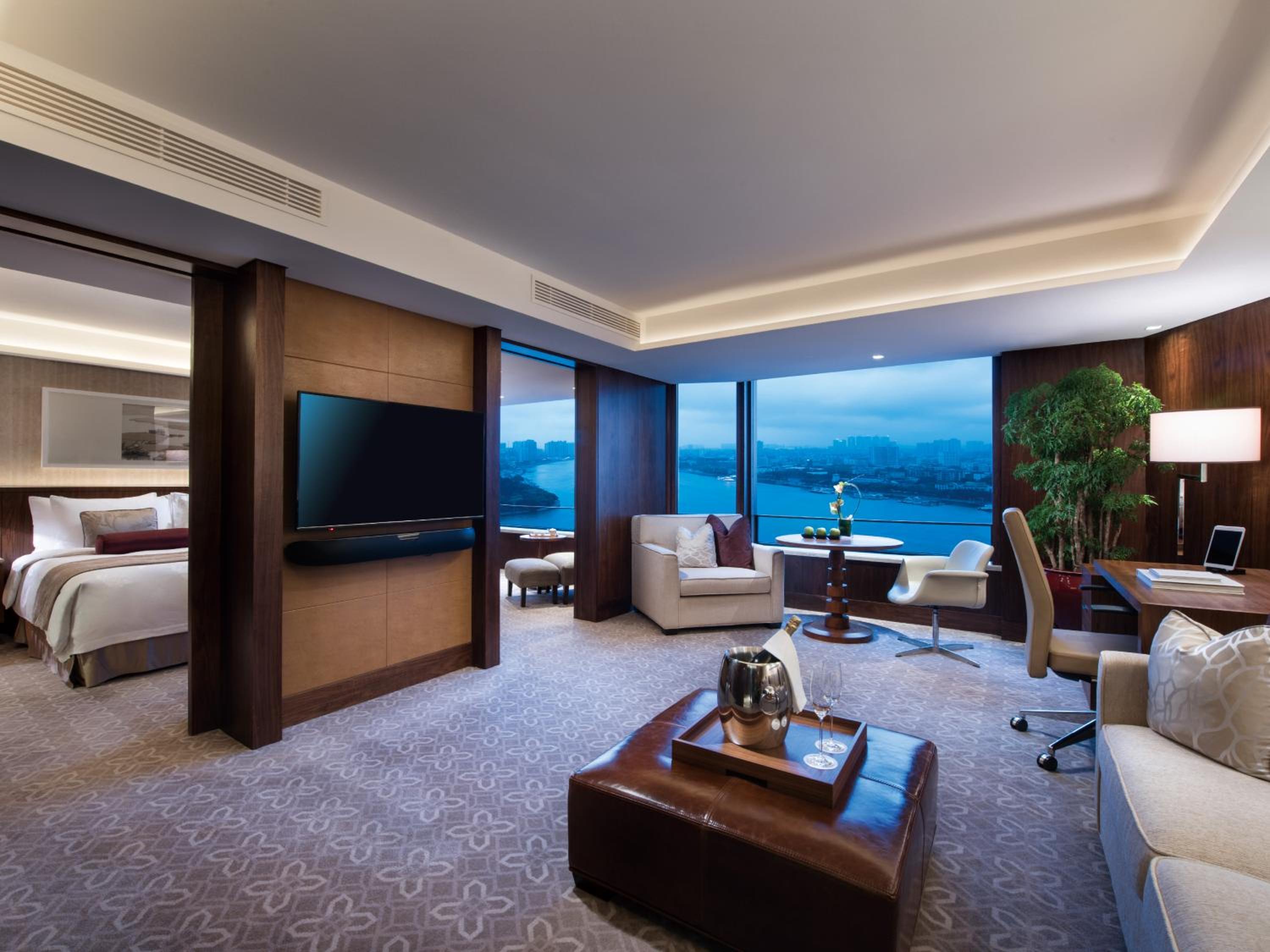 Club Premier Suite with King Bed  - Photo 1