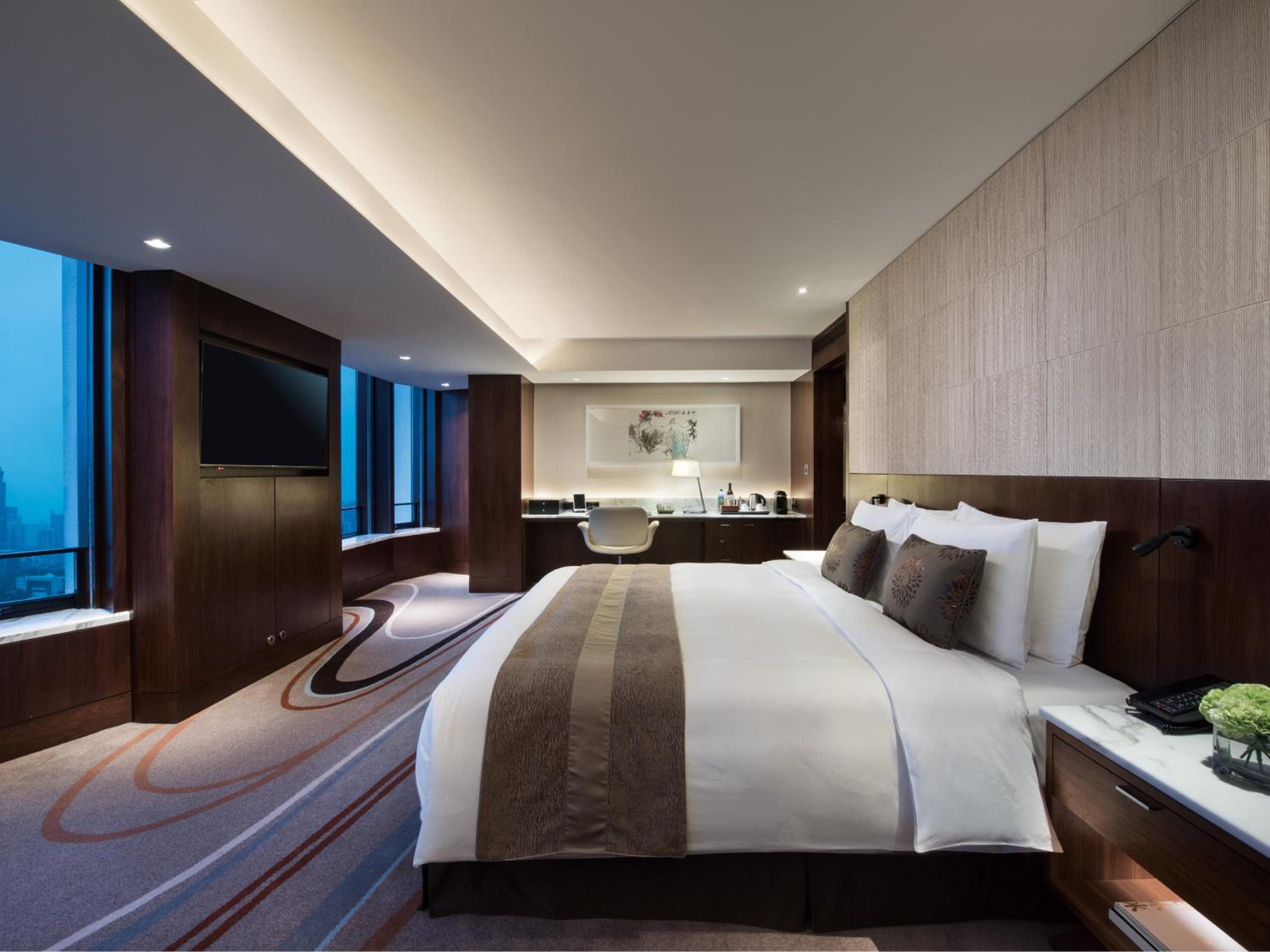 Deluxe King Room with City View - Photo 2