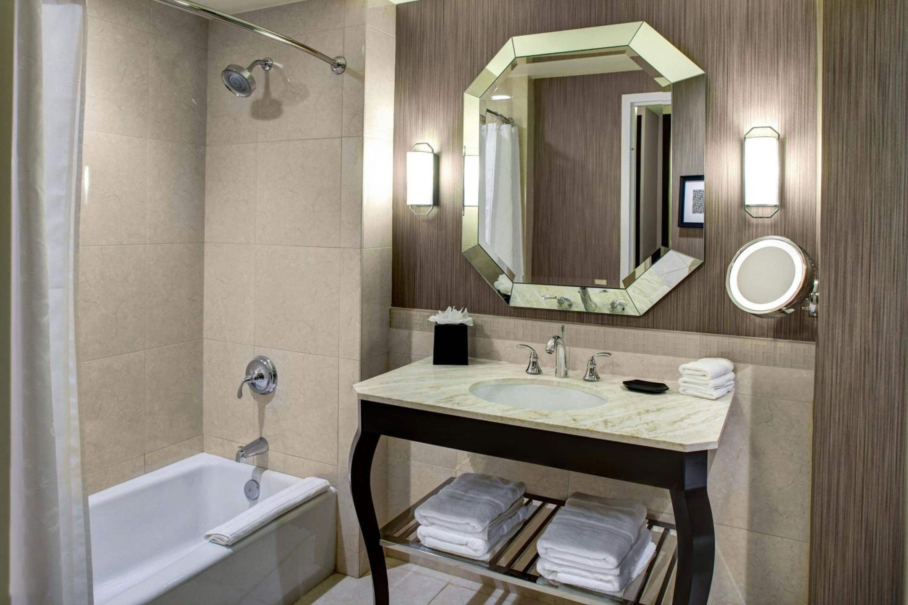 Traditional Double Room with Two Double Beds and Adapted Tub - Mobility Accessible