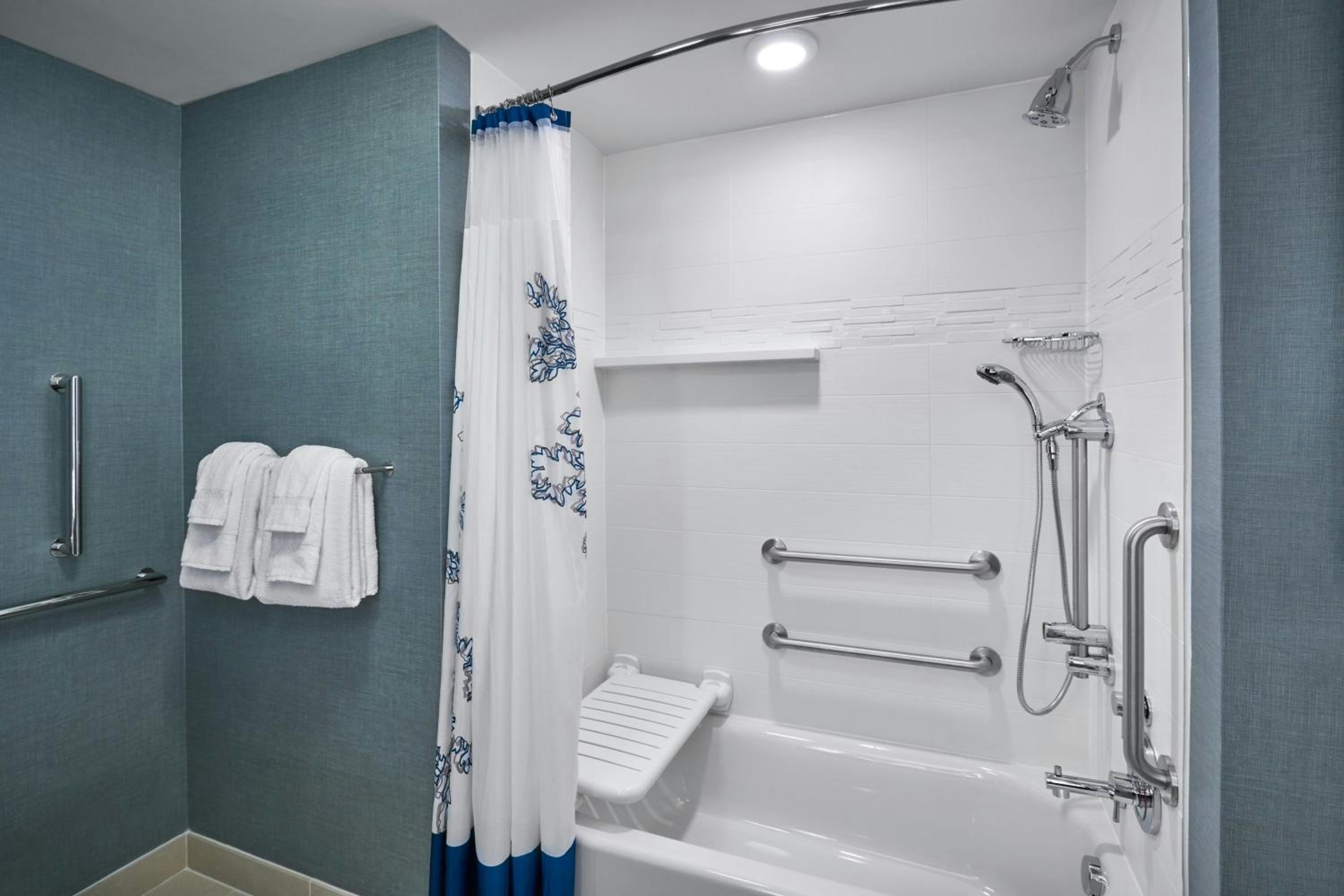 King Suite, Studio, 1 King, Sofa bed, Water view, High floor (Mobility &amp; Hearing Accessible w/ Tub)
