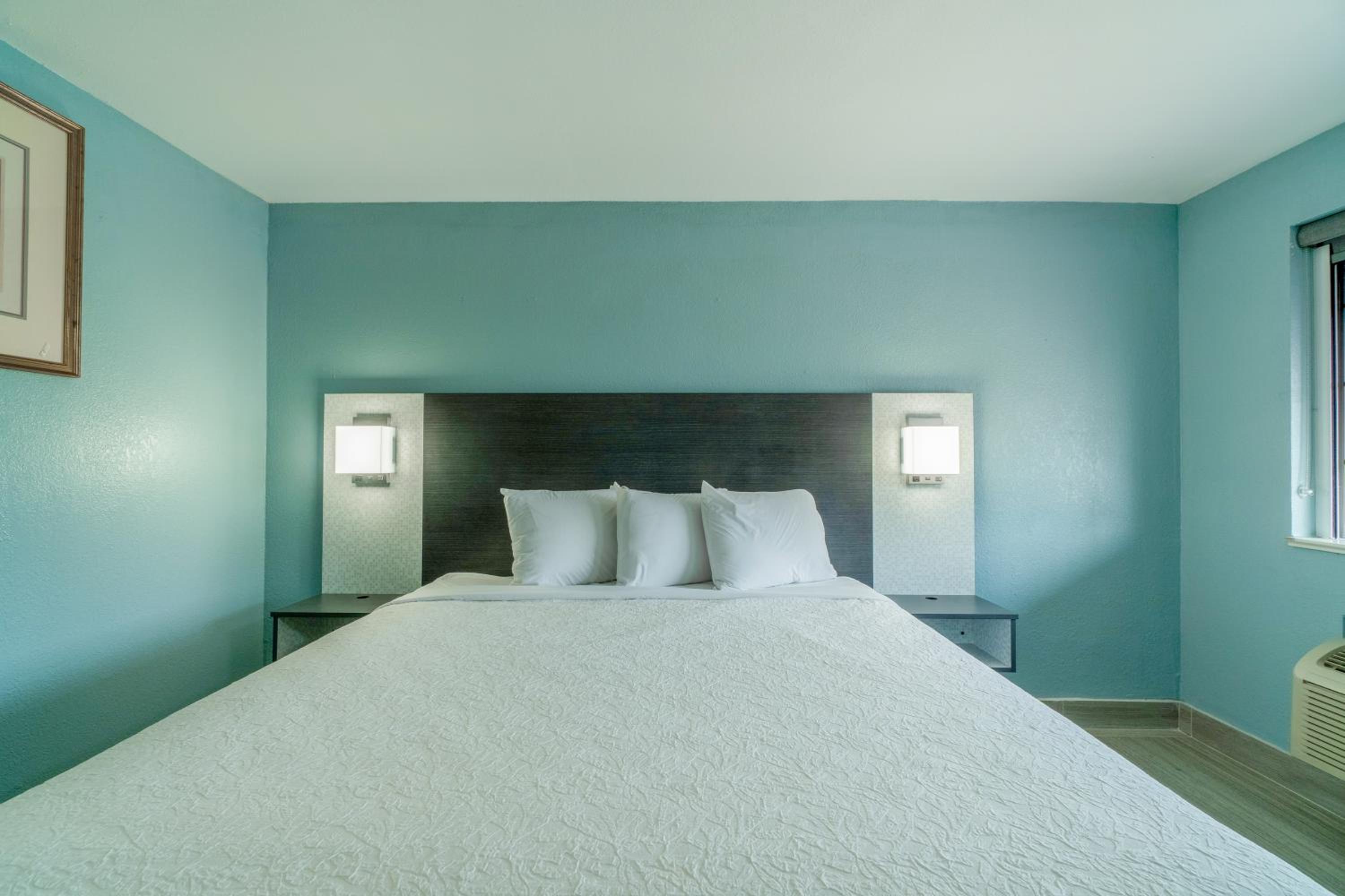 King Bed Non-Smoking photo 3