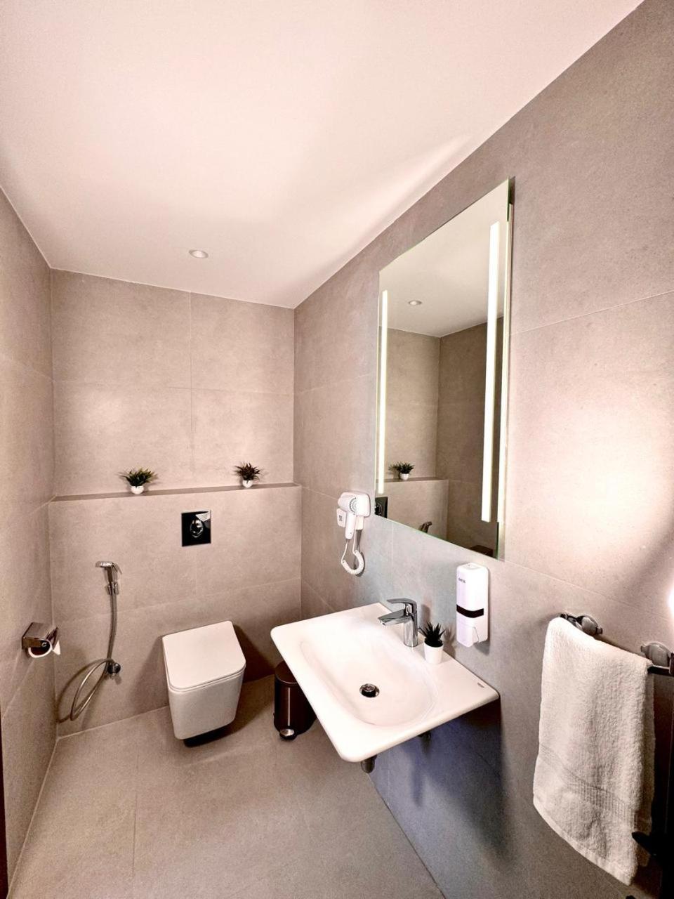 Superior King Room - Photo 8
