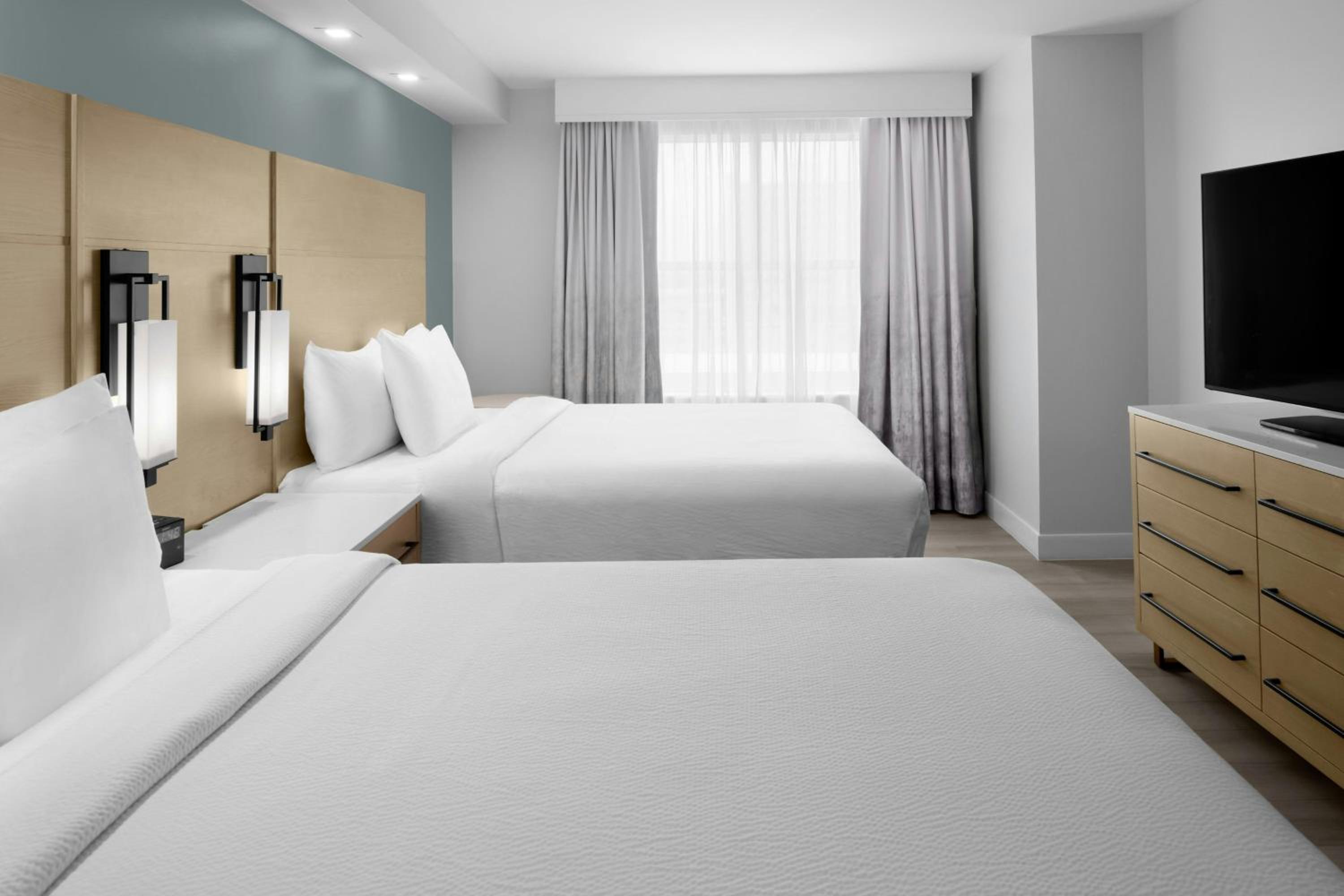 2 Bedroom Suite, Partial ocean view, Balcony (Mobility &amp; Hearing Accessible w/ Roll-in Shower)