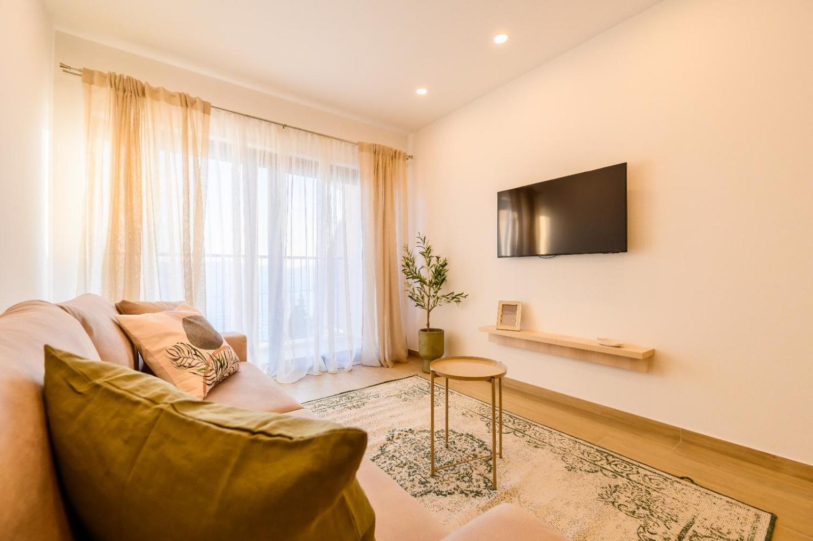 Apartment with View and Balcony photo 2