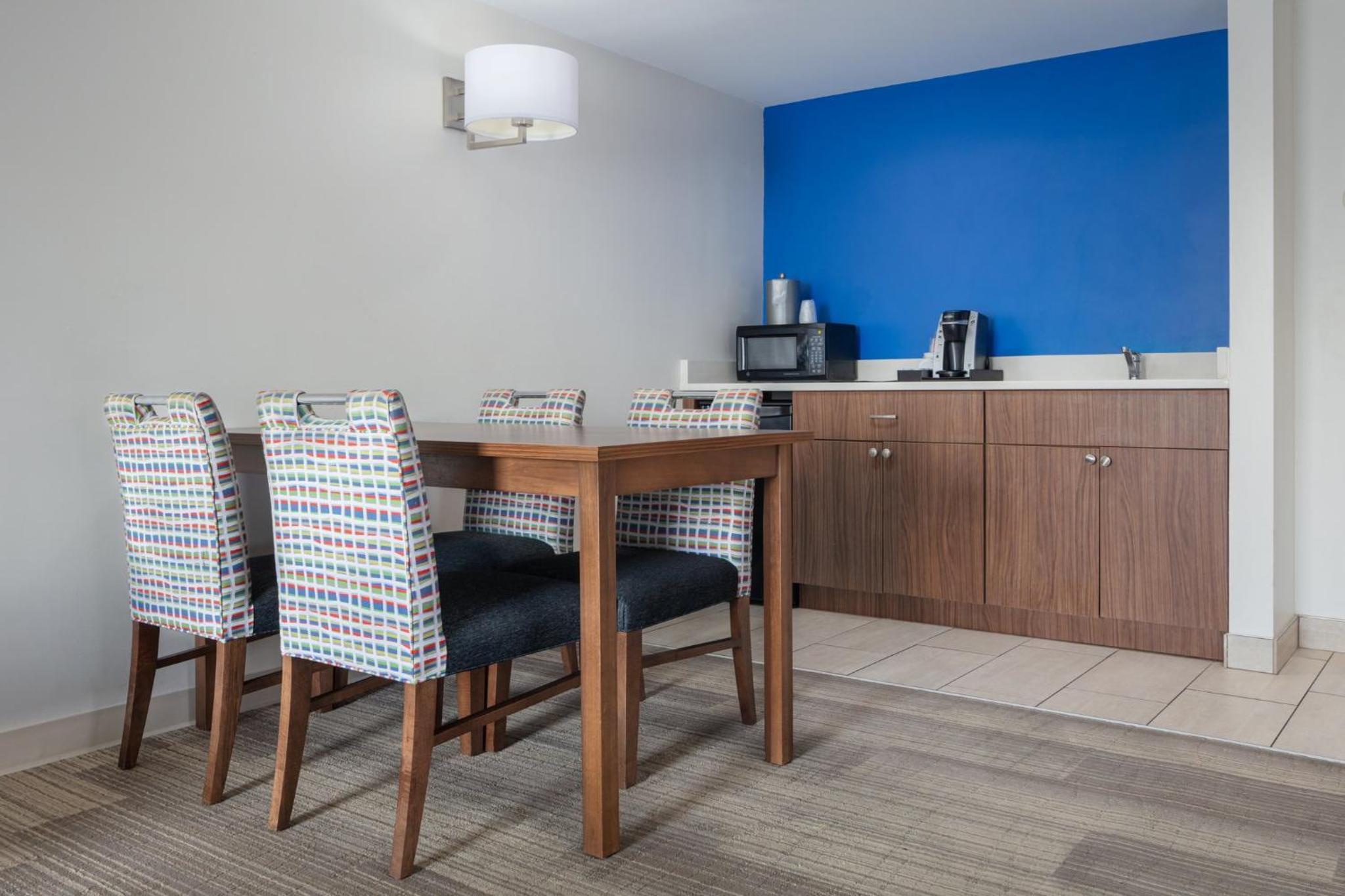King Suite - Non-Smoking - Photo 2