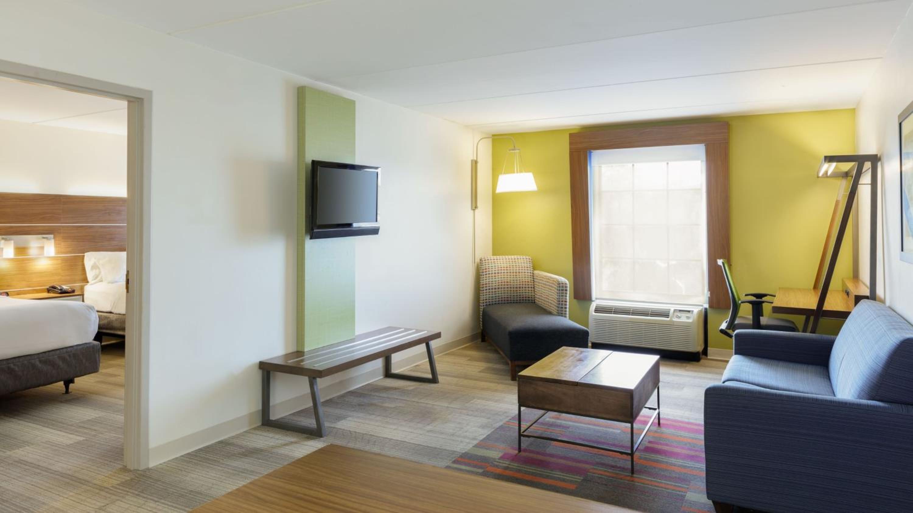 King Suite - Non-Smoking - Photo 3