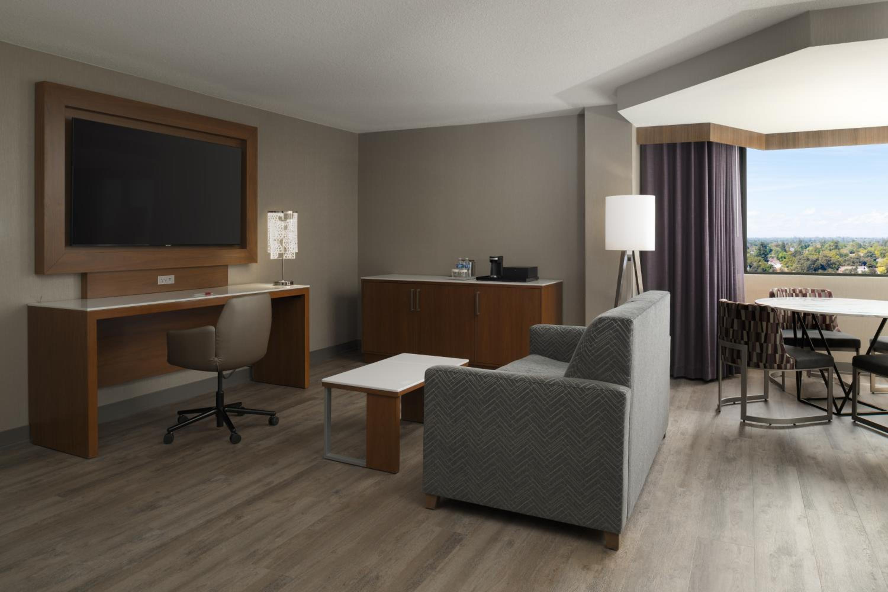 1 King Bed, Sofa Bed, Junior Suite - Photo 1