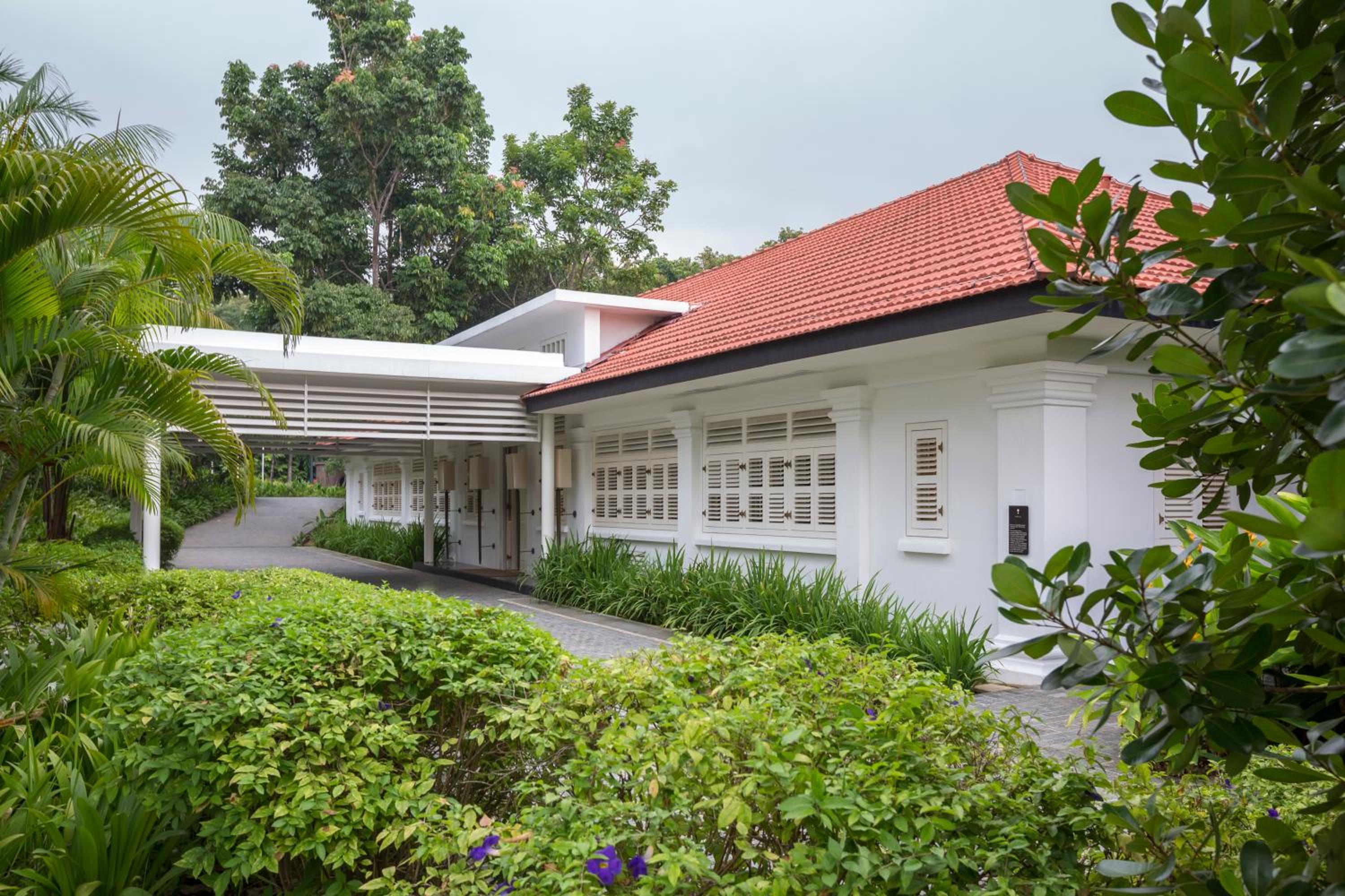 Colonial Manor