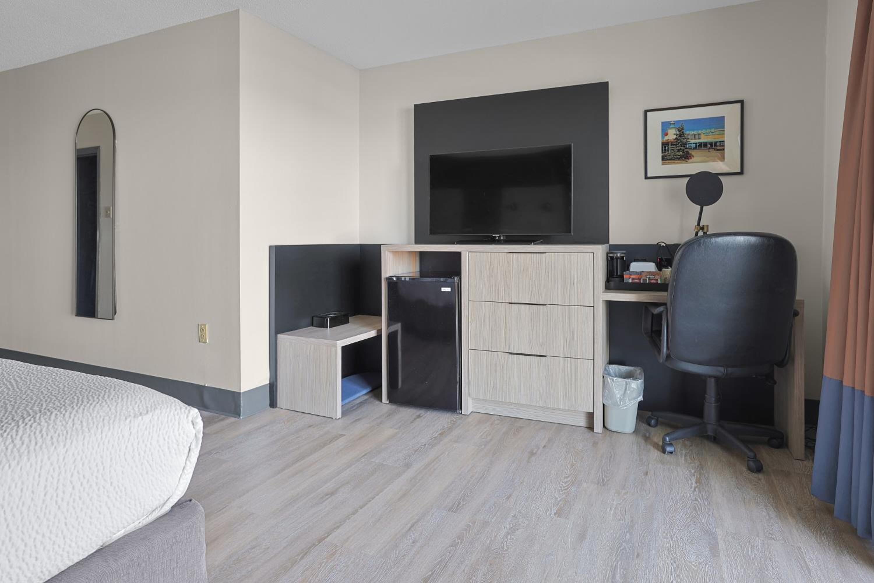 King Room with Lake View - Pet Friendly - Photo 1
