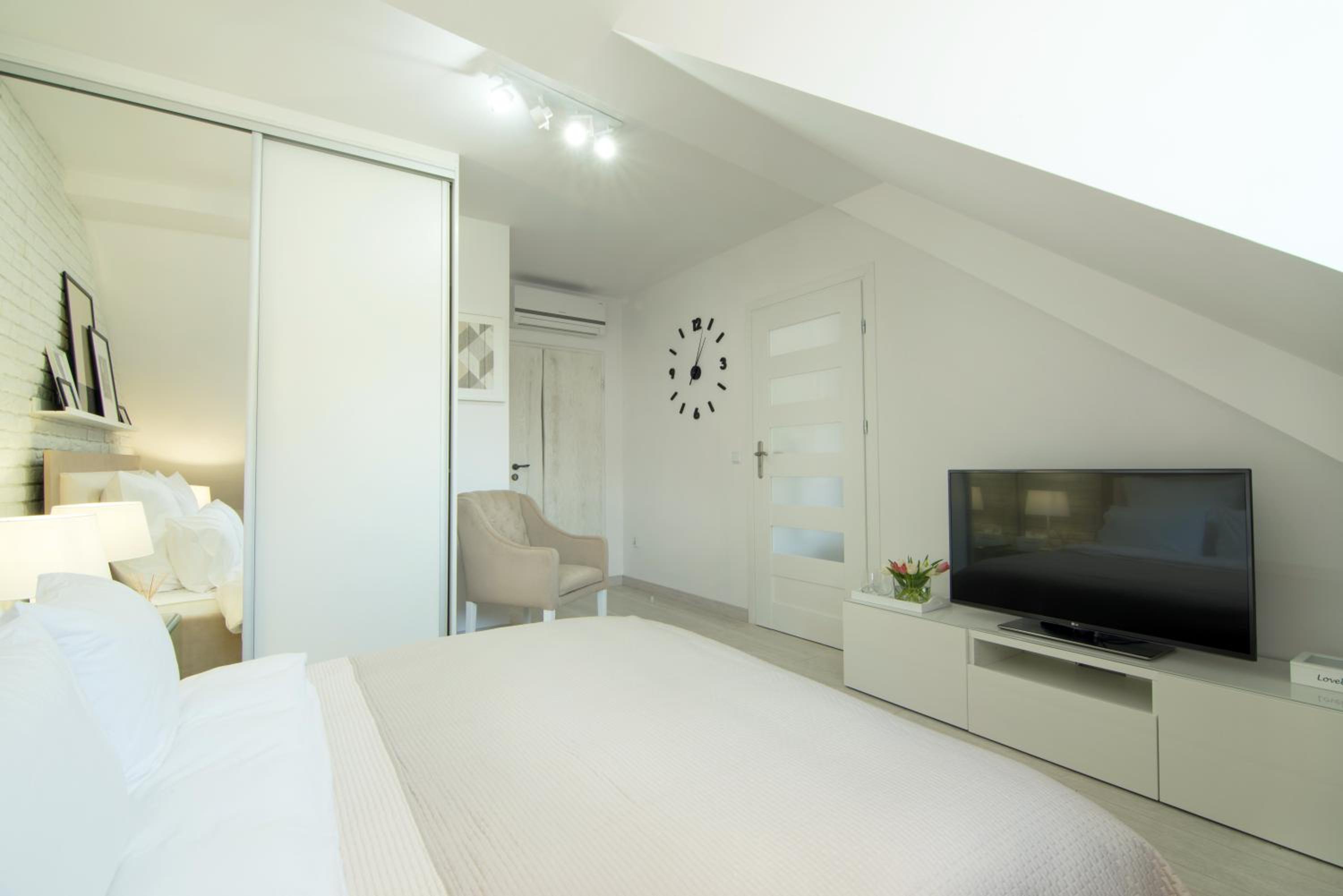 Deluxe Double Room with Shower - Photo 4