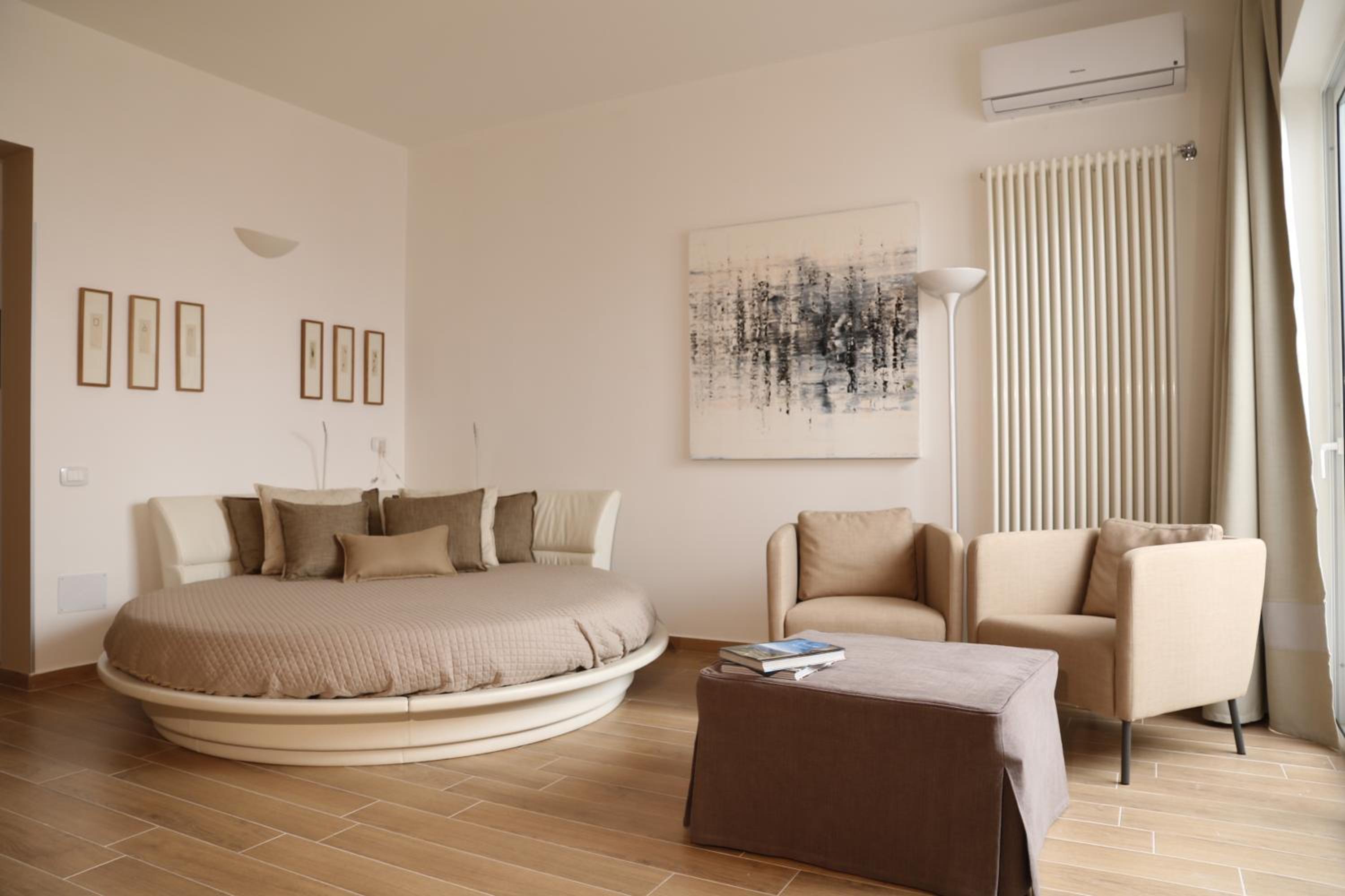 One-Bedroom Apartment - Photo 1