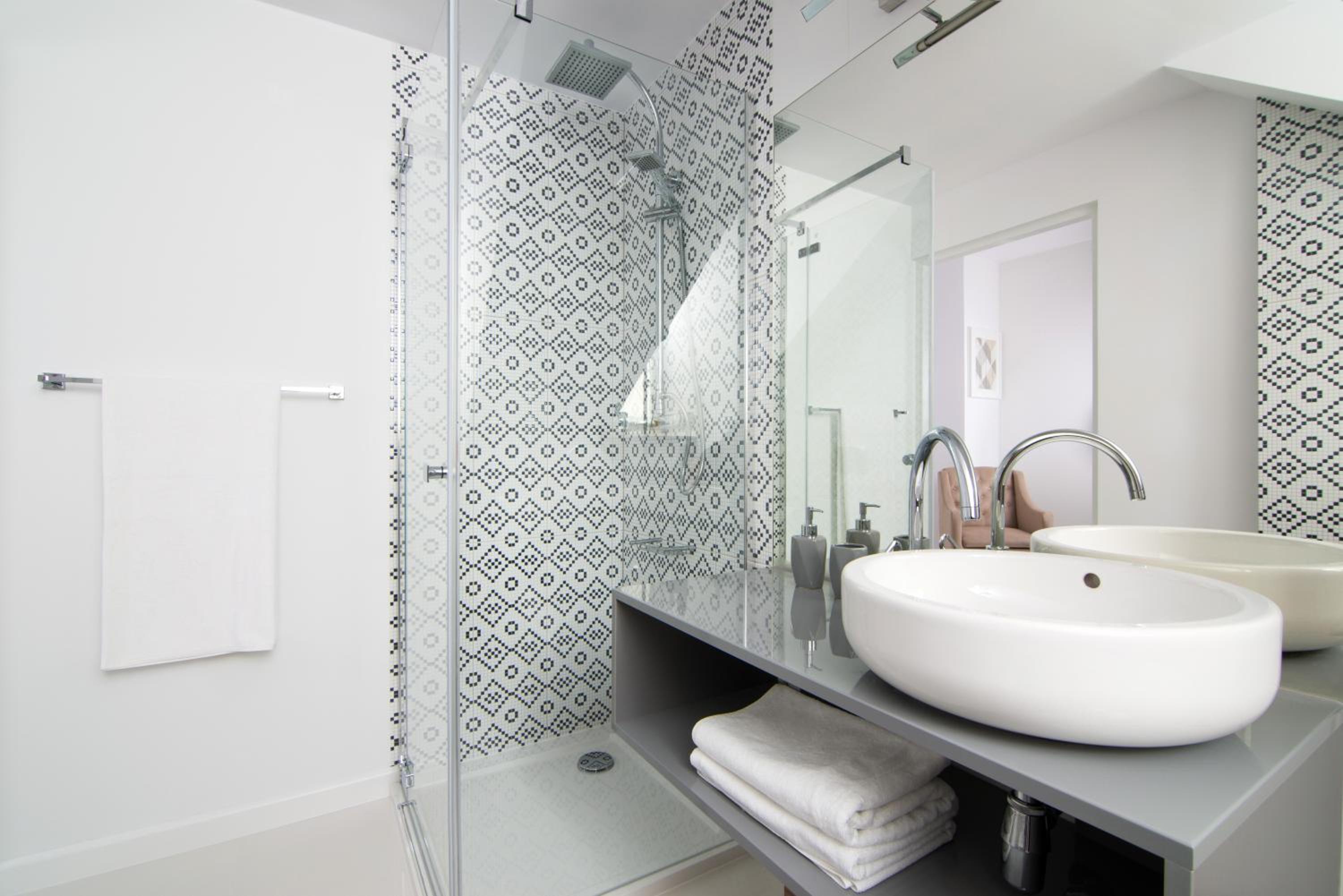 Deluxe Double Room with Shower - Photo 8