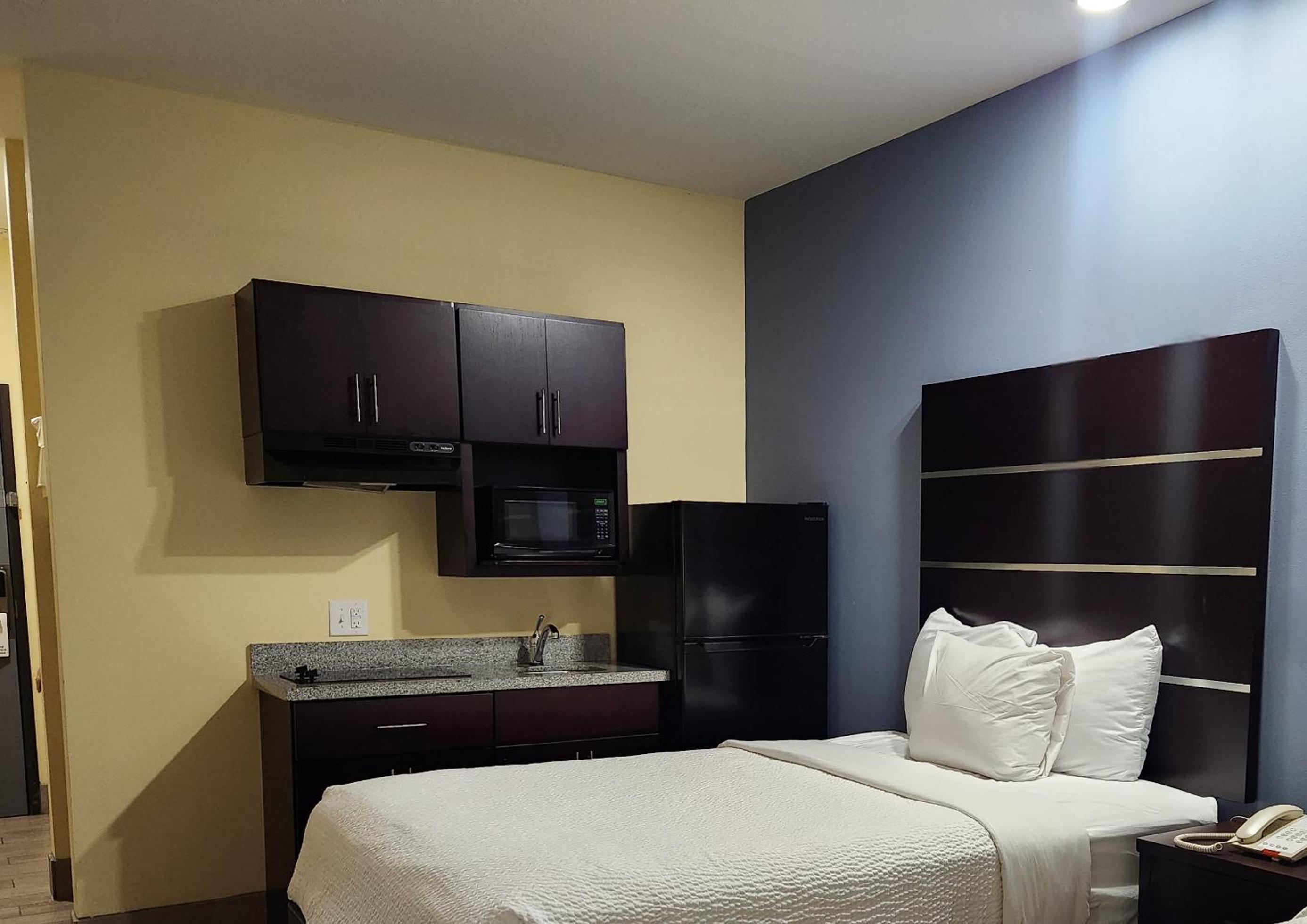 1 King Bed, Accessible, Kitchenette, Non-Smoking - Photo 2