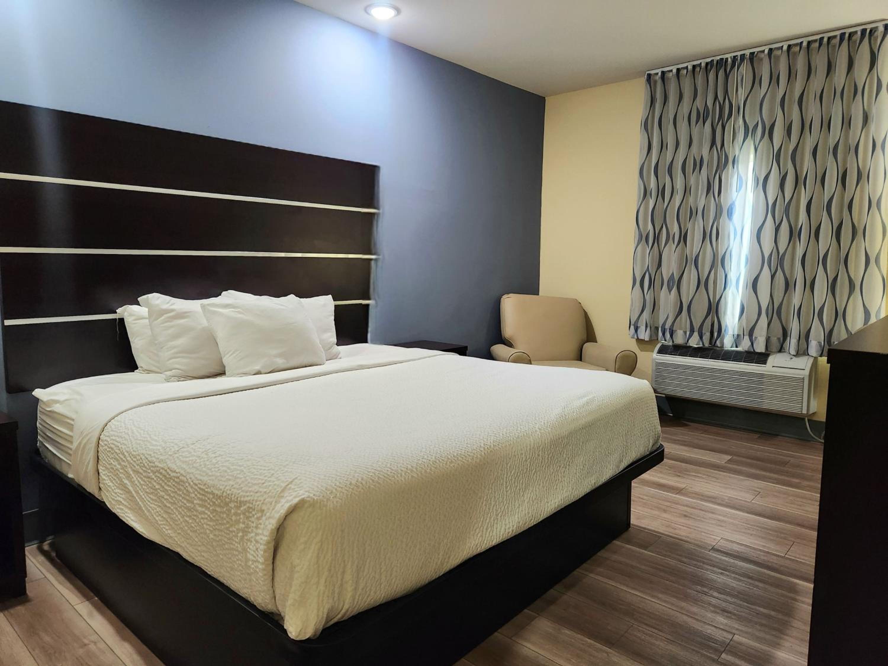 1 King Bed, Accessible Rolling Shower, Non Smoking - Photo 5