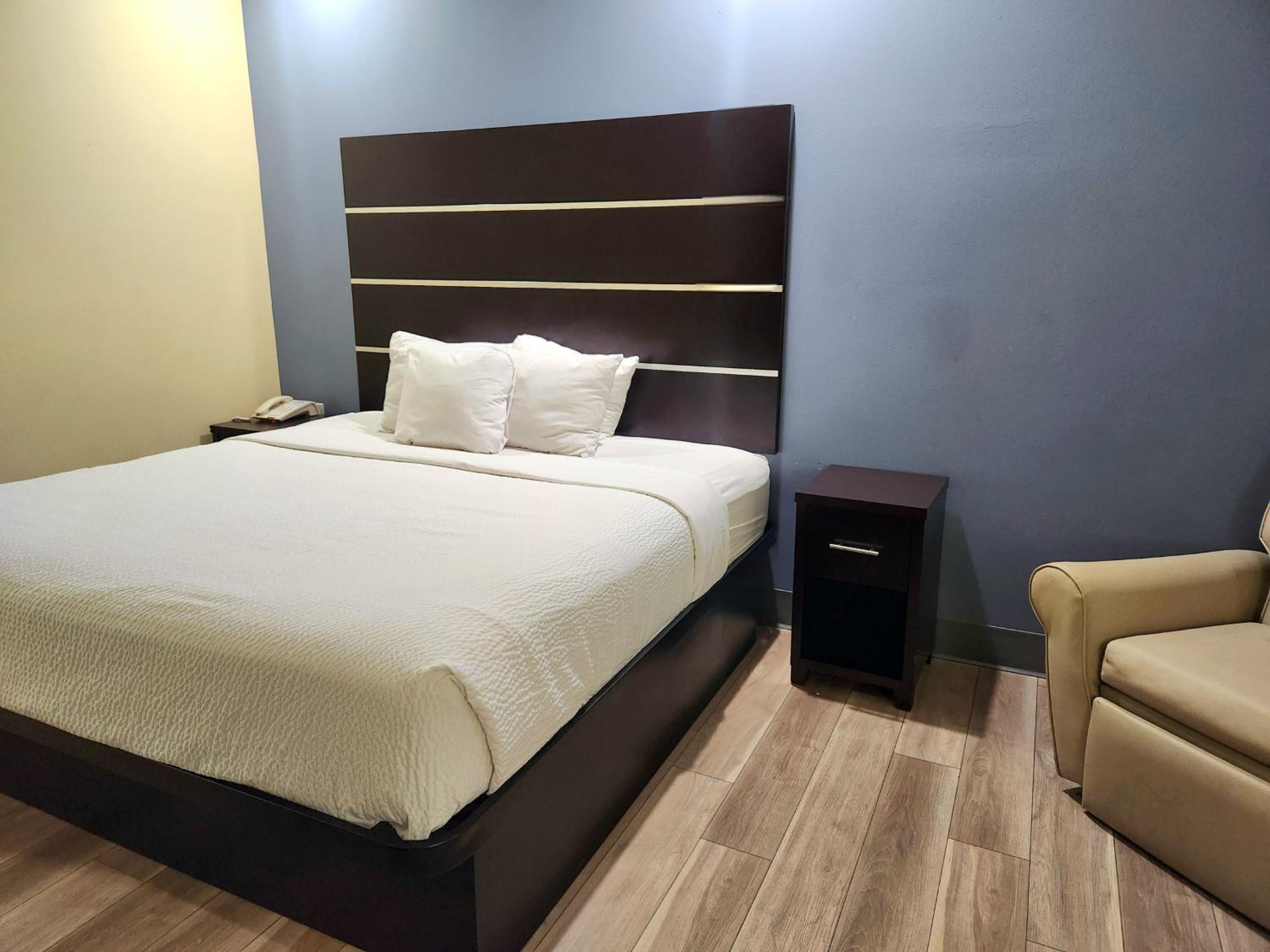 1 King Bed, Accessible Rolling Shower, Non Smoking - Photo 6