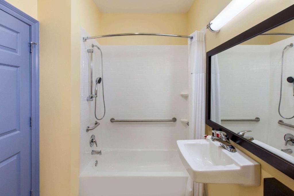 1 King Bed, Accessible, Kitchenette, Non-Smoking - Photo 4