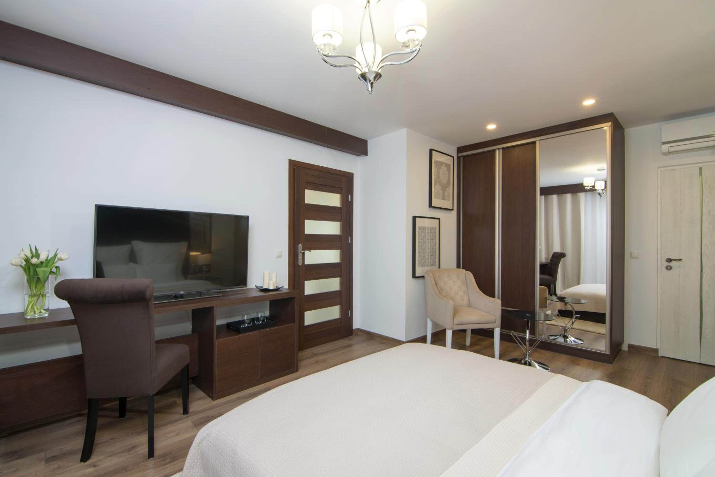 Deluxe Double Room with Bath - Photo 8