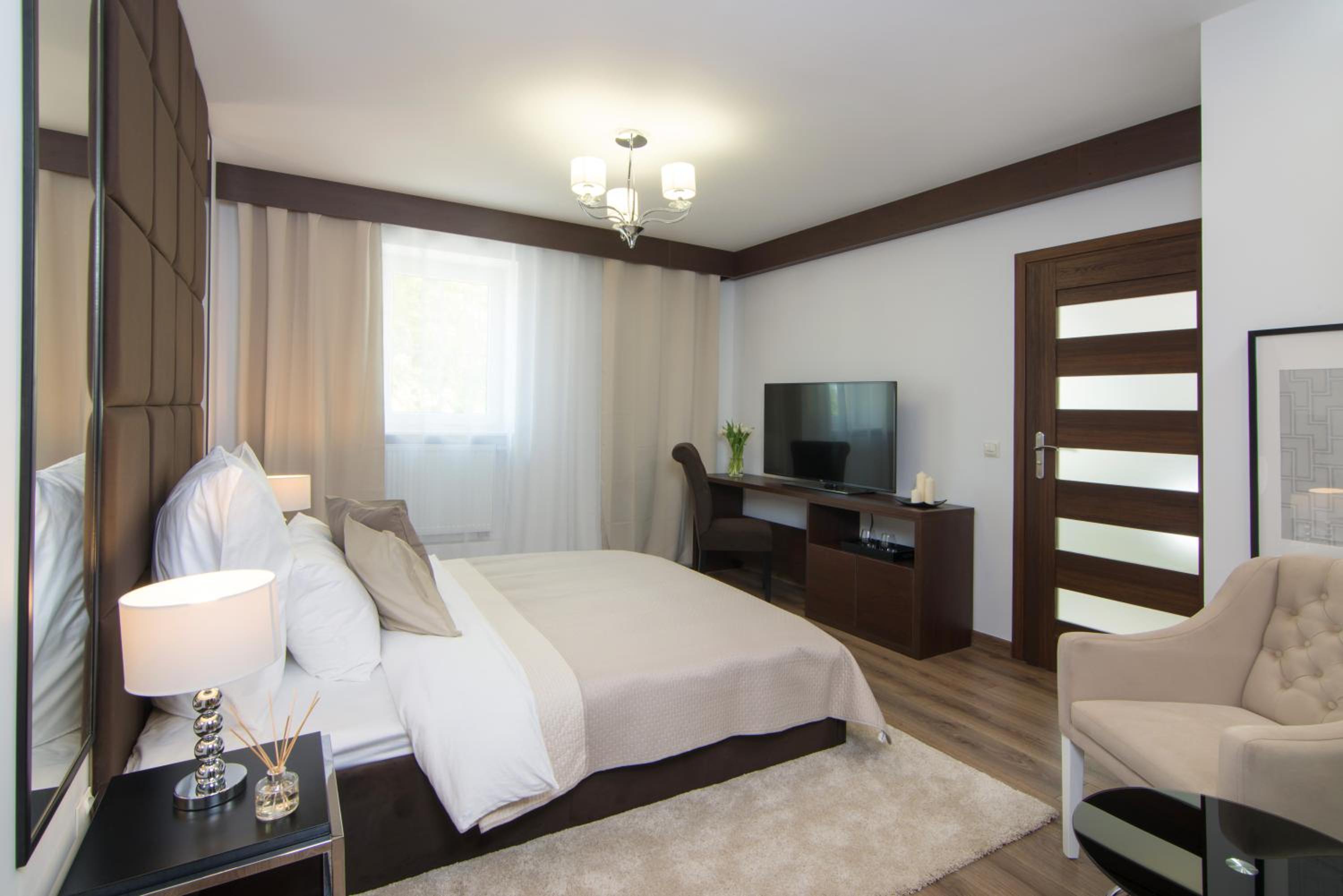 Deluxe Double Room with Bath - Photo 4