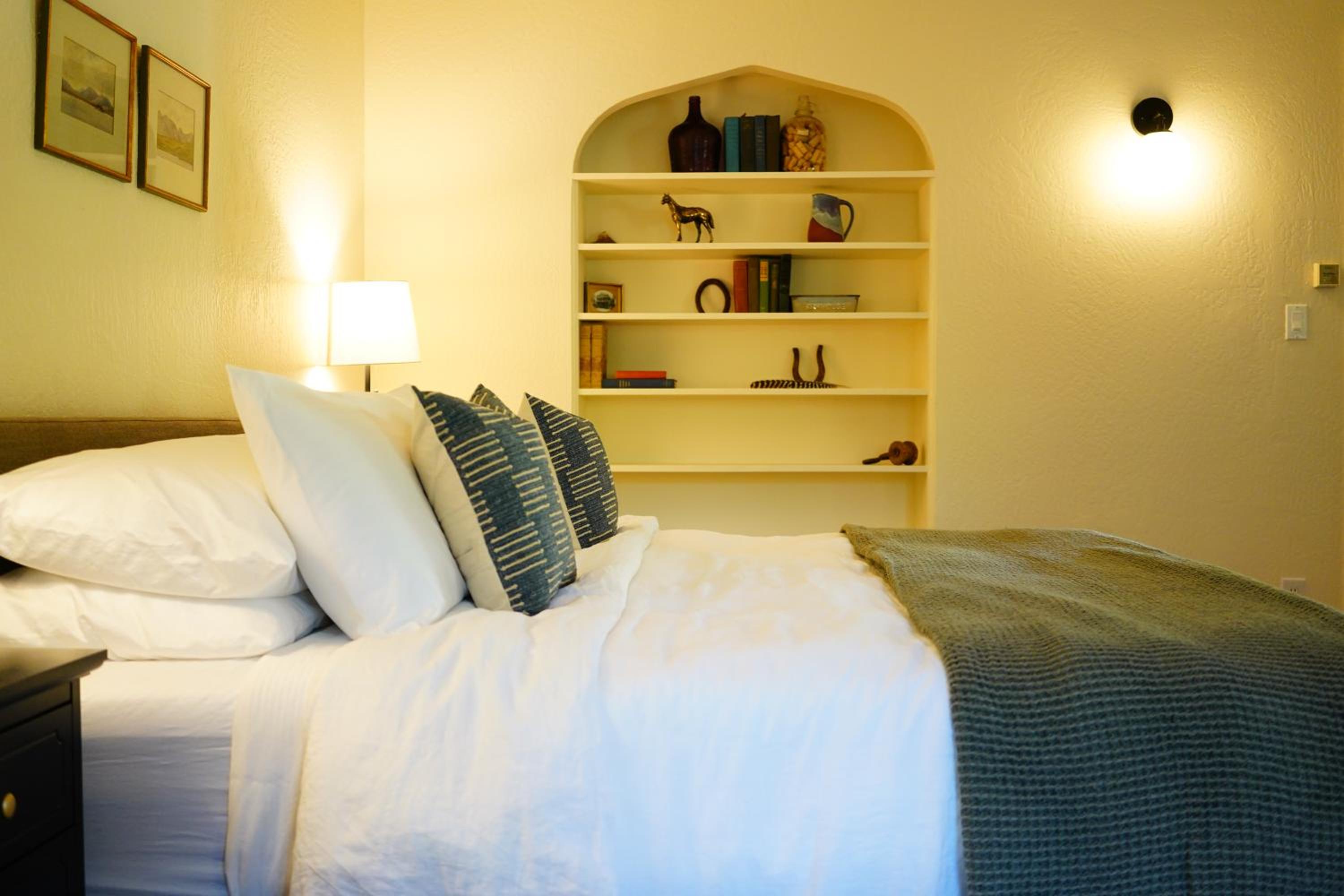 Deluxe King Suite photo 2