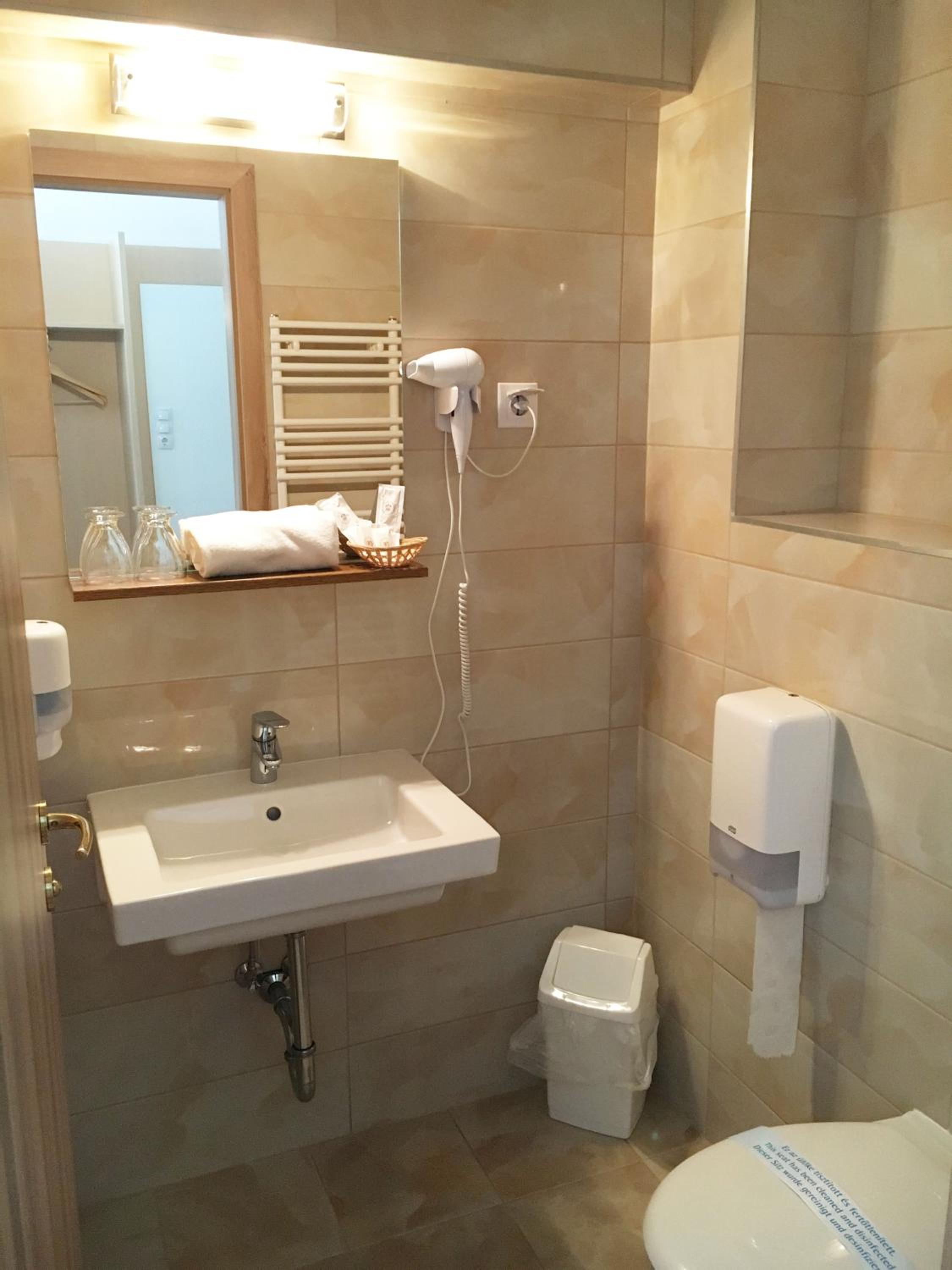 Standard Double Room with Balcony - Photo 5