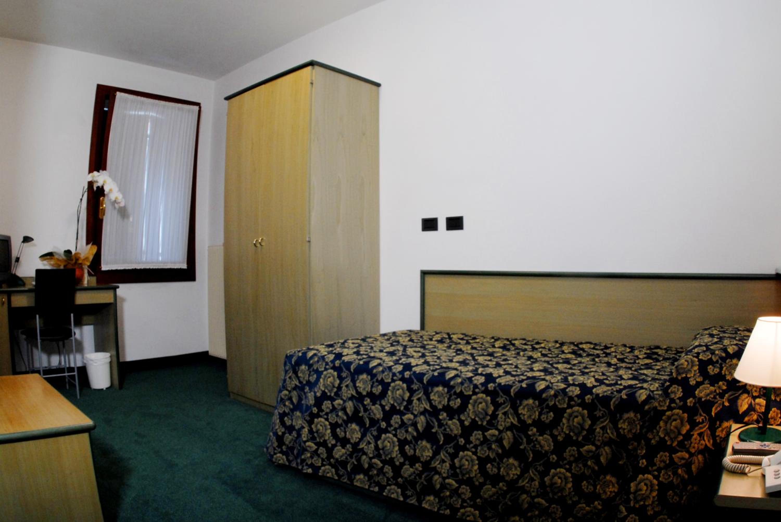 Single Room photo 2