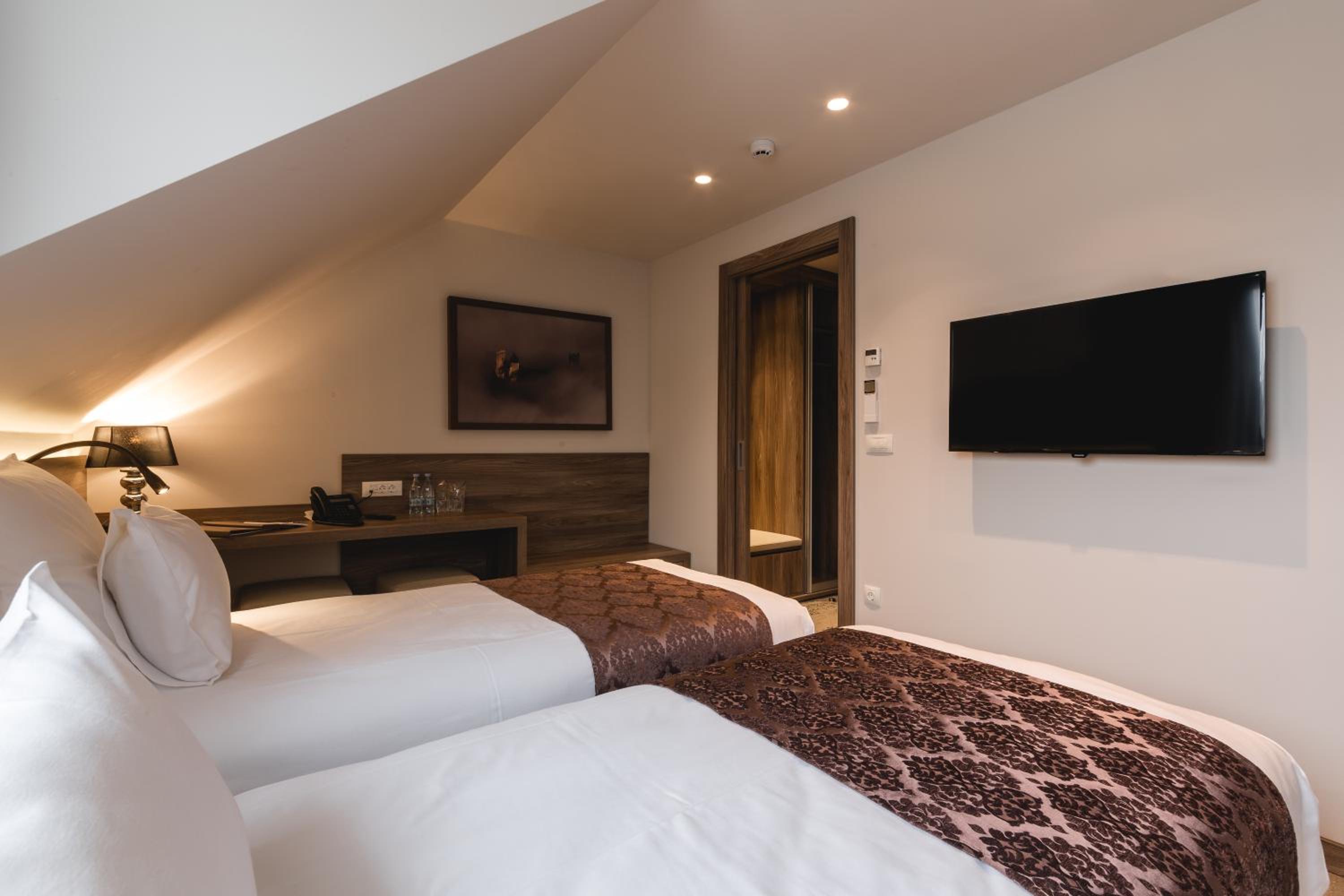 Standard Twin Room - Photo 3