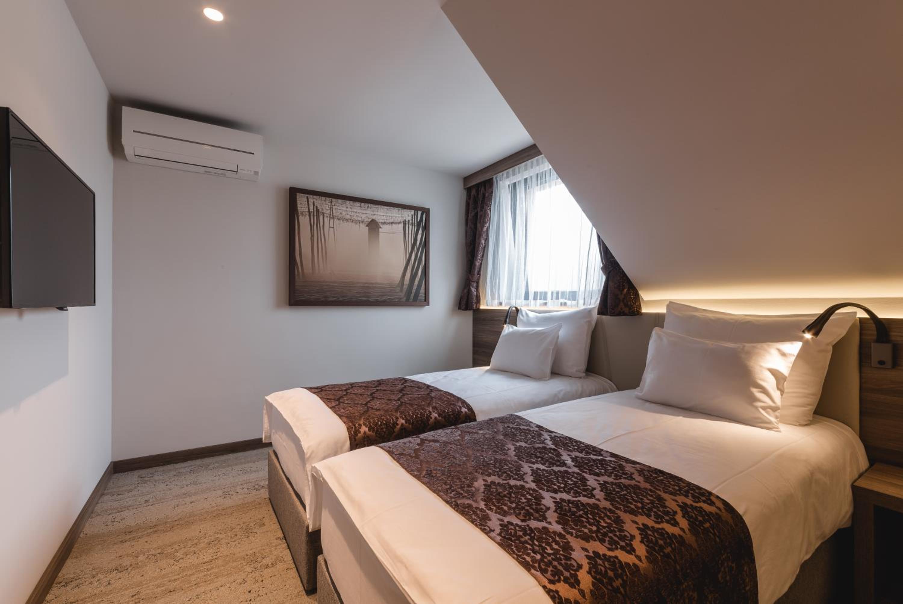 Standard Twin Room - Photo 4