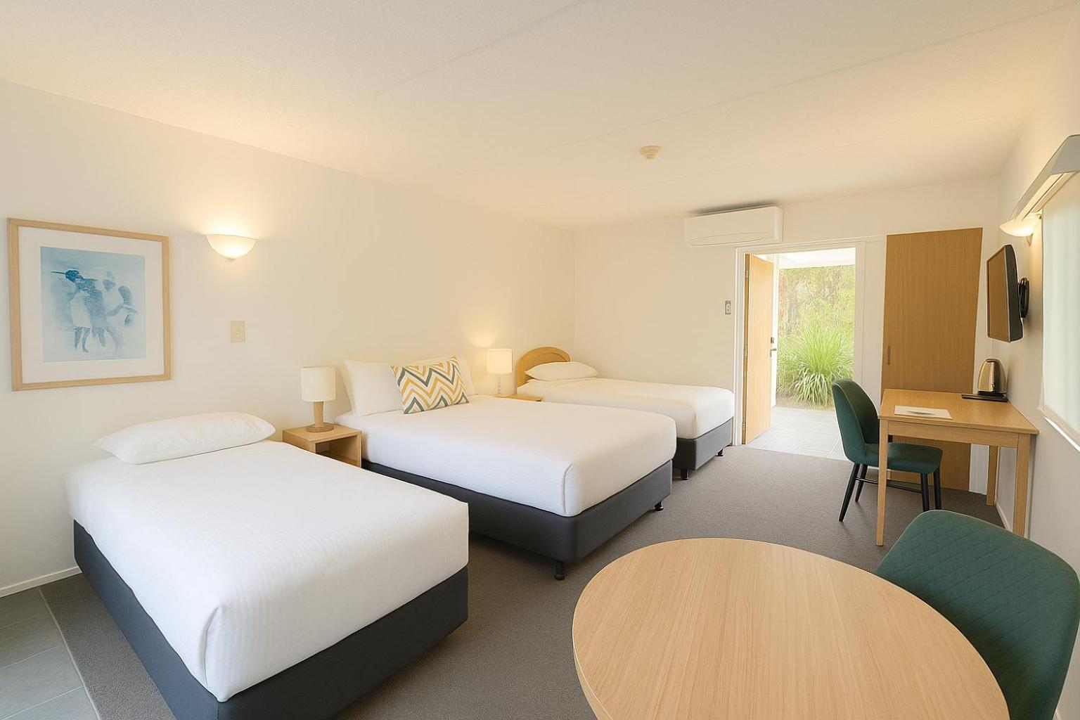 Deluxe Family Suite - Photo 4