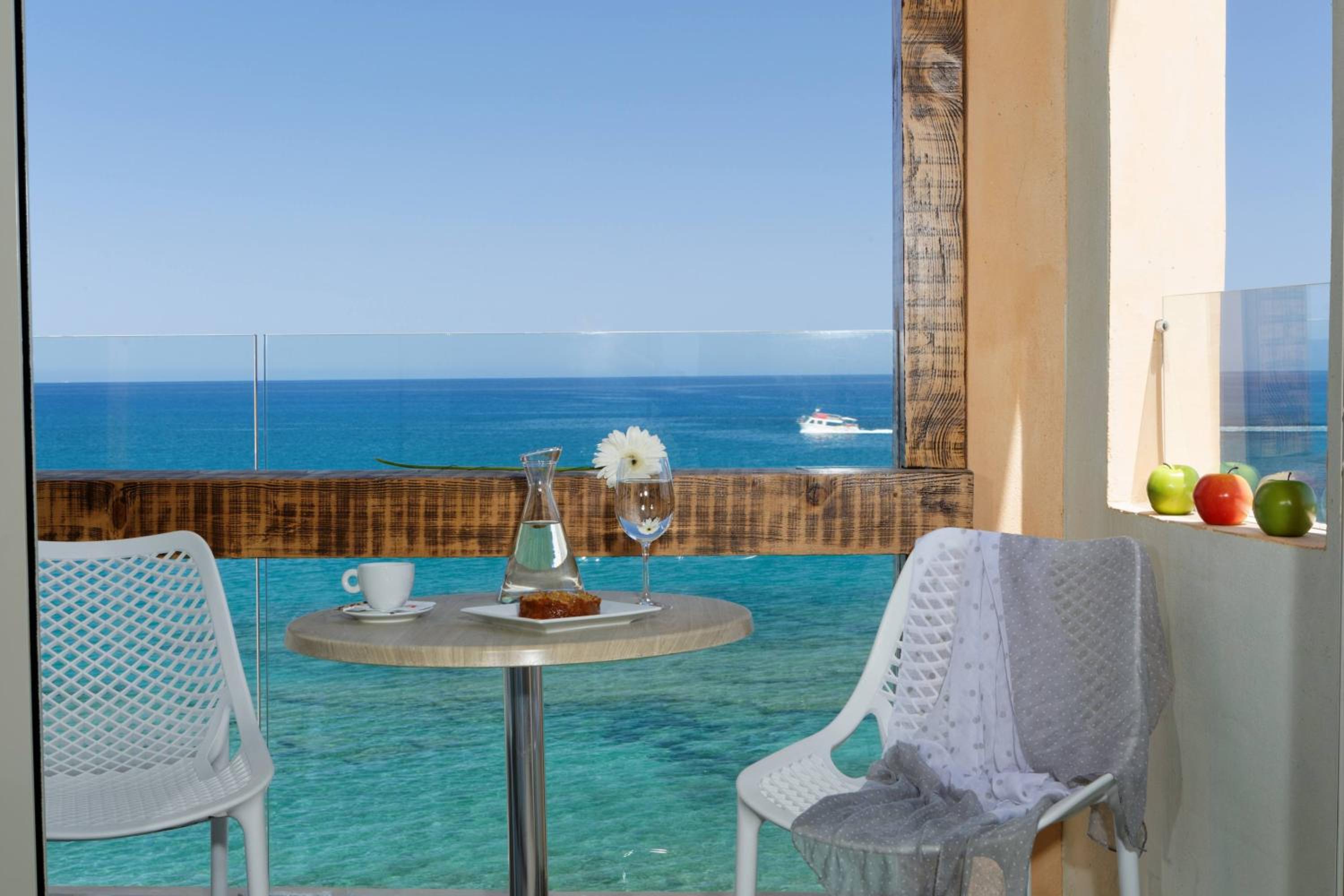 Standard Room with Sea View - Photo 4